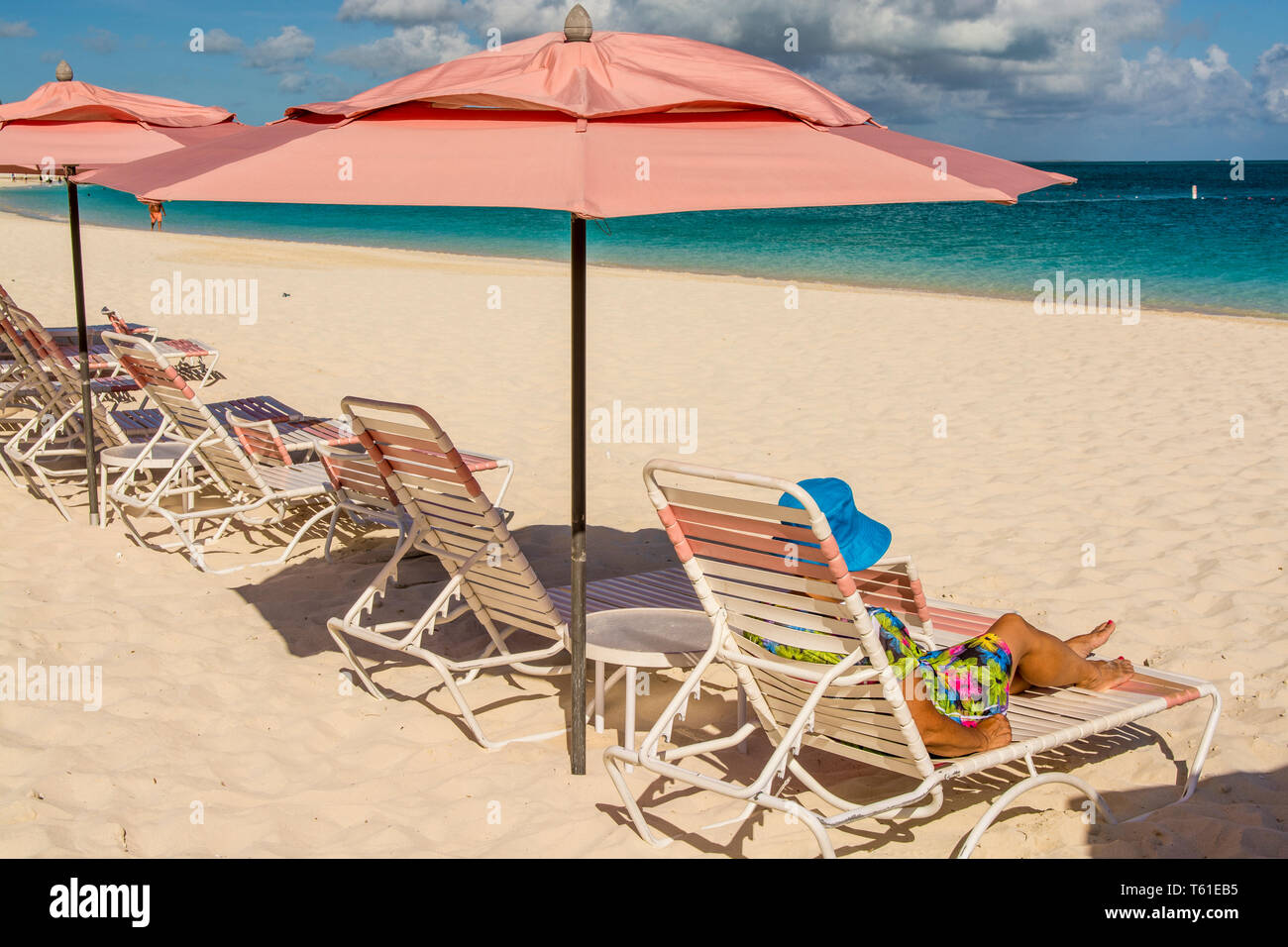 Parasols sur Grace Bay Beach, Providenciales, Turks et Caicos, Caraïbes. Banque D'Images