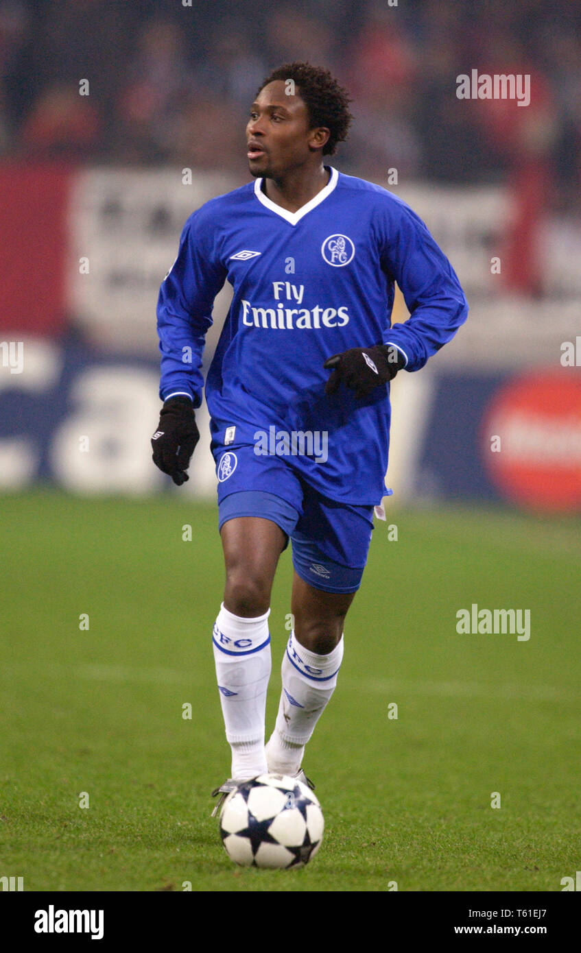 Schalke Arena Gelsenkirchen Allemagne, 9.12.2003, Football : UEFA Champions-League, Besiktas Istanbul (b/w) vs Chelsea FC (bleu) 0:2 --- Celestine Babayaro (Chelsea) Banque D'Images