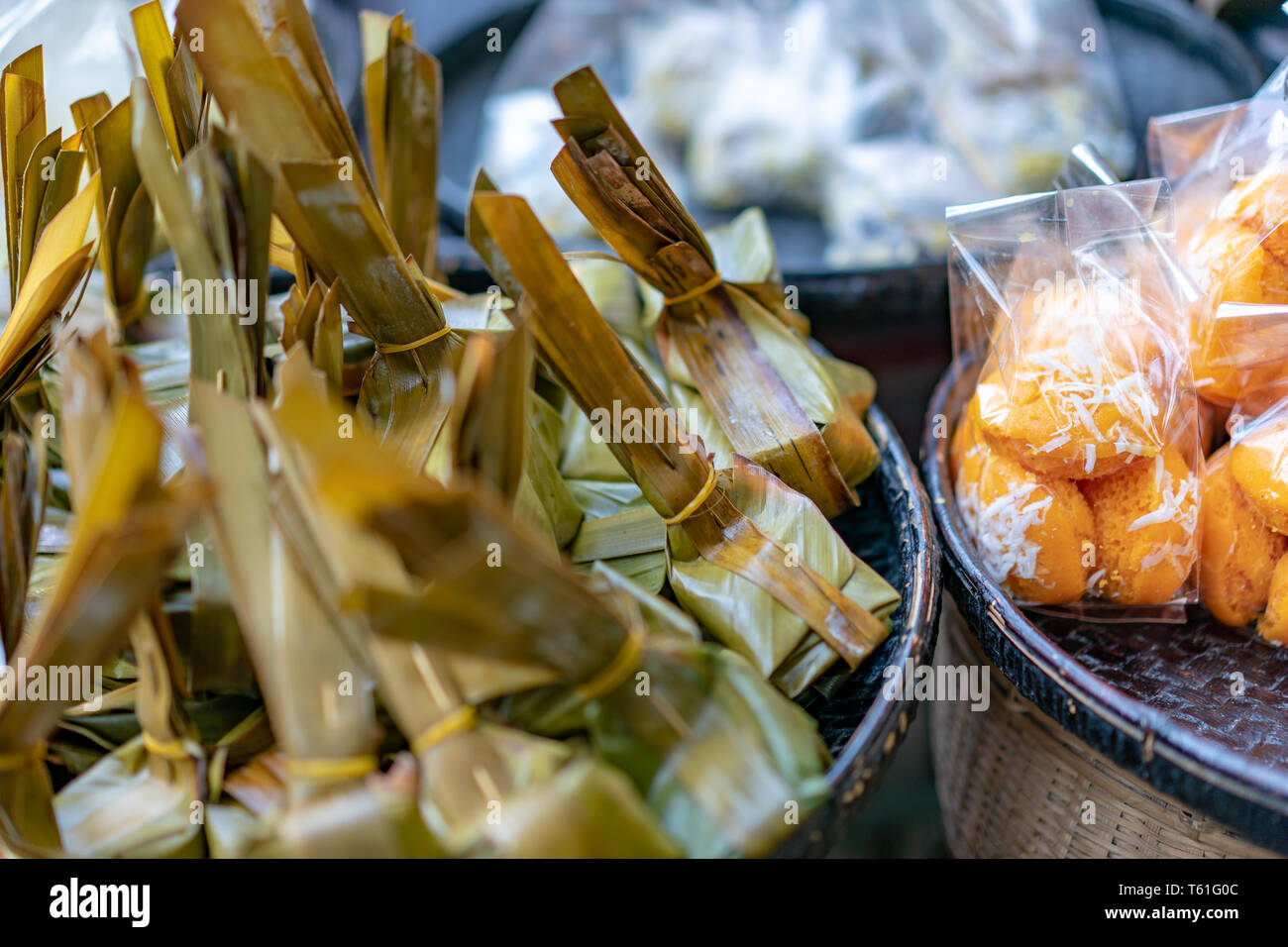 Traditionnel thaï local dessert gâteau de manioc à la vapeur ; & la farine de noix de coco avec le remplissage, sur le plateau de bambou, en langue thaï signifie gâteau manioc et steame Banque D'Images