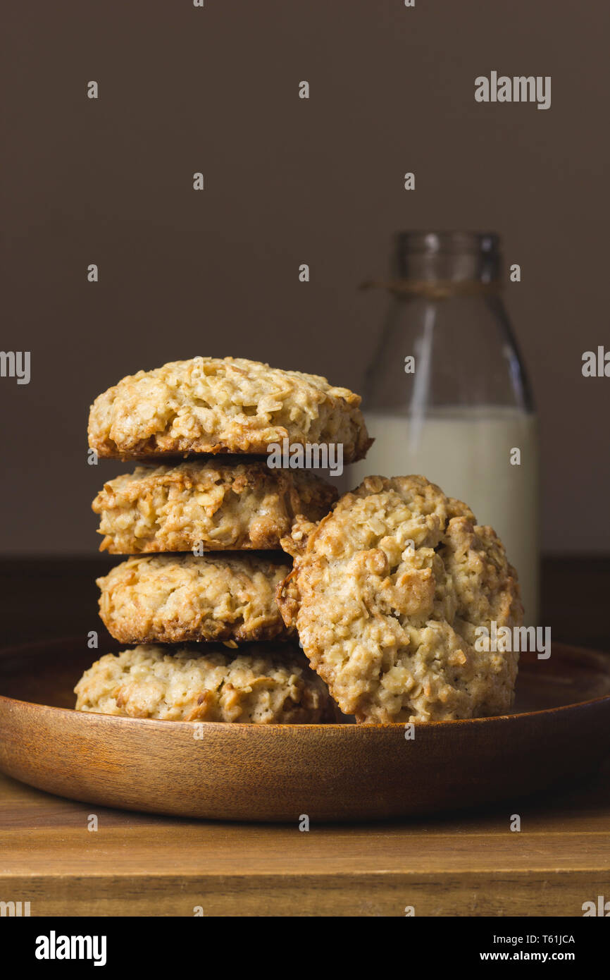 Une pile de biscuits avec une bouteille de lait Banque D'Images