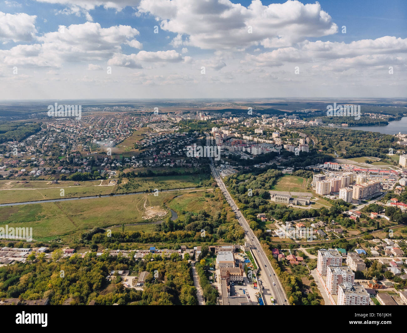 Vue paysage sur la ville sur l'été journée ensoleillée avec des nuages et de l'antenne vue de lac, l'Ukraine, Kiev Banque D'Images