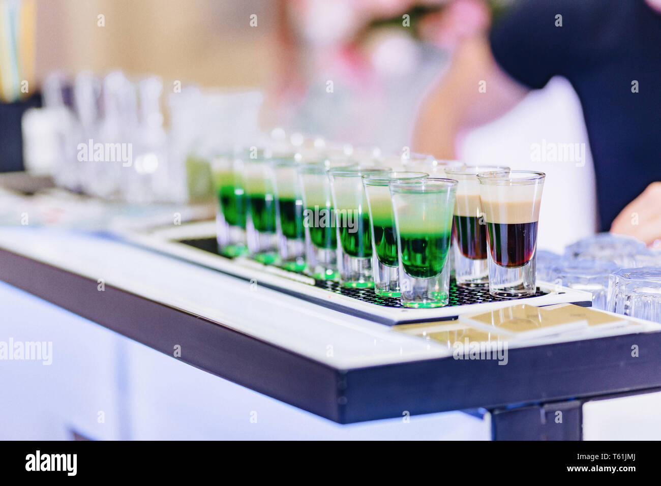 À l'alcool dans les verres et les célébrations des buffets festifs Banque D'Images