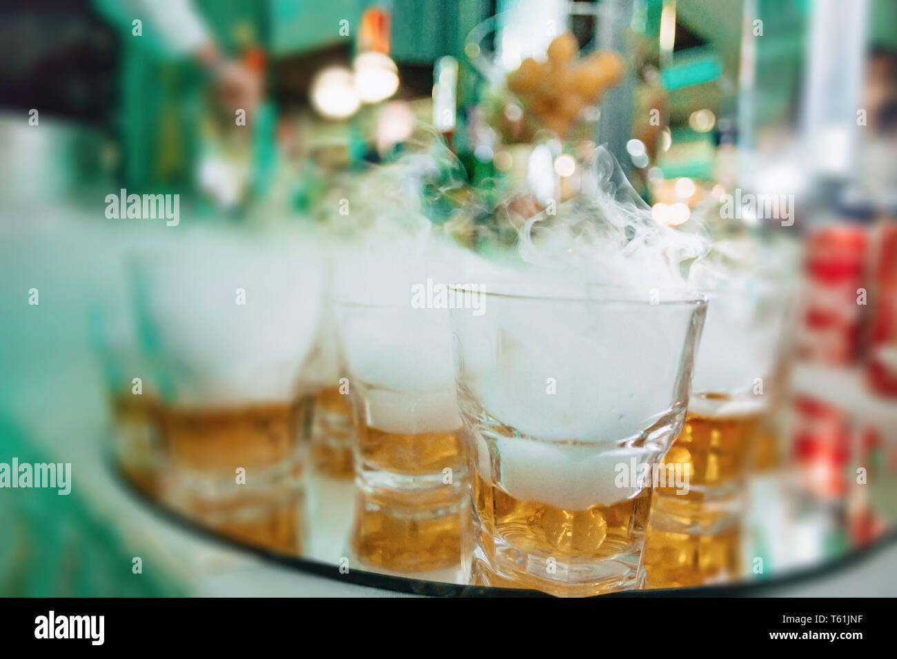 À l'alcool dans les verres et les célébrations des buffets festifs Banque D'Images