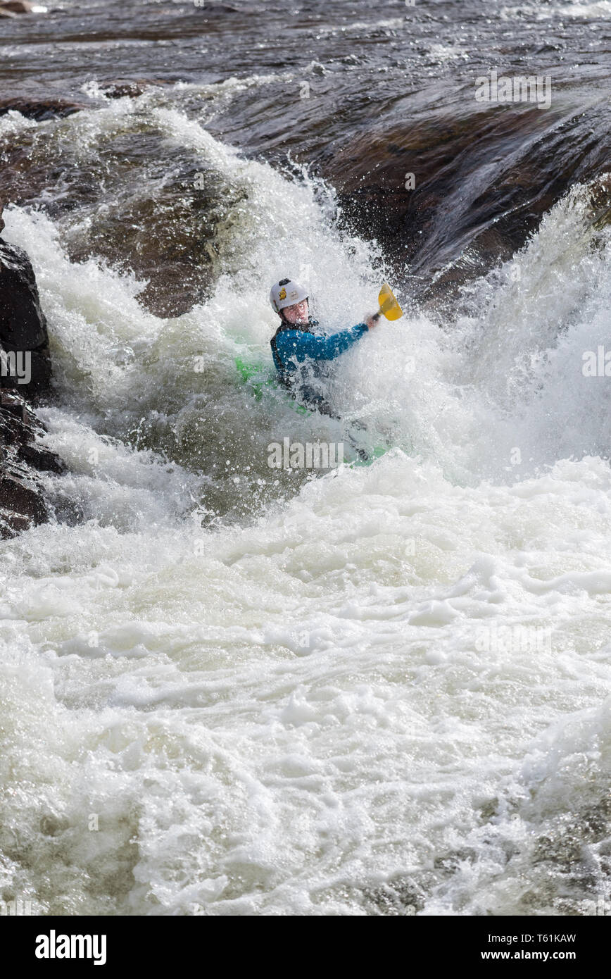 Canoéiste sur White water river Glen Etive highlands d'Ecosse Banque D'Images