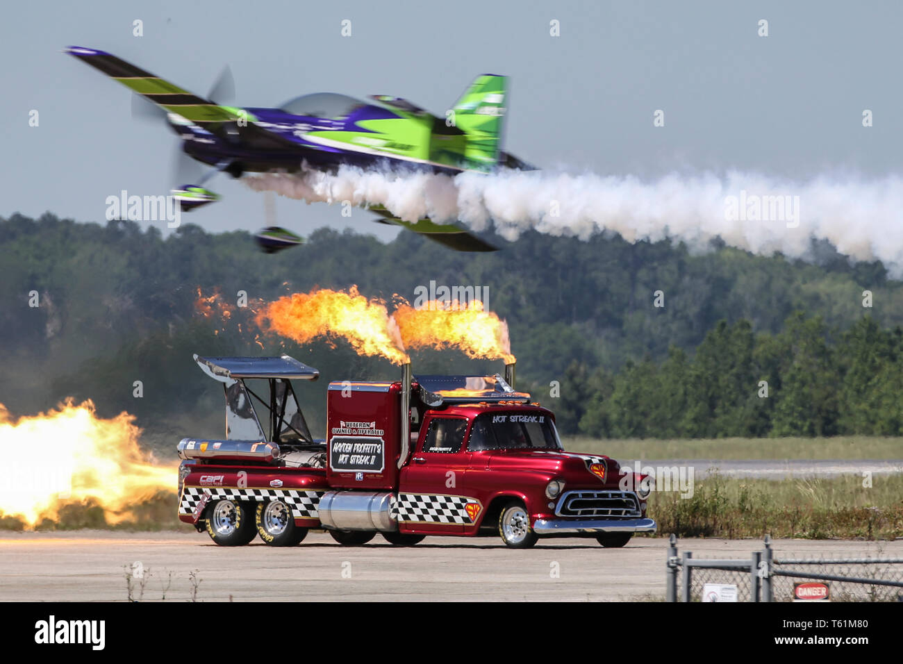 Fumer n' Thunder se prépare à la race Gary Ward au cours de la MCM 2019 Spectacle aérien de Beaufort, le 27 avril. MCAS Beaufort héberge l'air show afin de rassembler la collectivité et démontrer l'Aviation du Corps des Marines des États-Unis et de l'élément de combat air-sol marin des capacités du groupe de travail. (U.S. Marine Corps photo par le Sgt. Brittney Vella) Banque D'Images