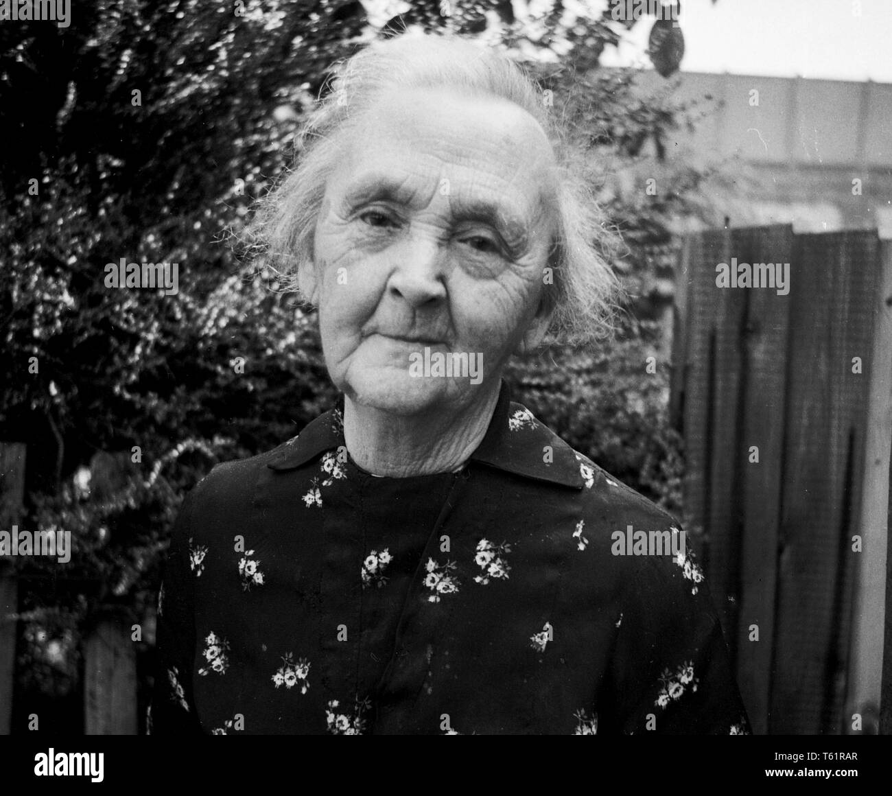 Portrait d'une femme âgée. Photographie amateur d'une collection familiale en Angleterre. c1950 Photo de Tony Henshaw Banque D'Images