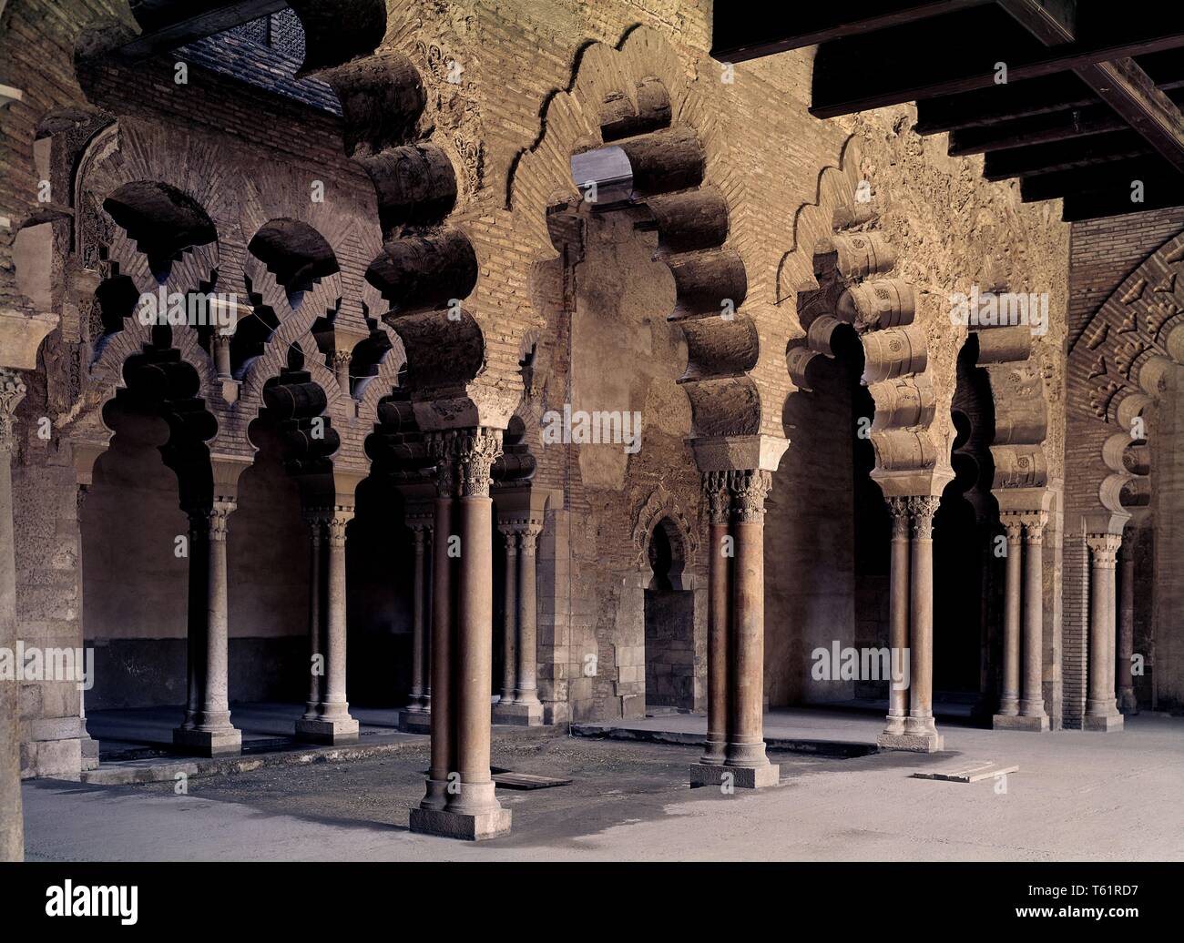 POLILOBULADOS ARCOS DE LA ALJAFERIA DE ZARAGOZA - ARQUITECTURA HISPANOMUSULMANA - Reinos de Taifas - SIGLO XI. Emplacement : ALJAFERIA-CORTES D'ARAGON. Banque D'Images