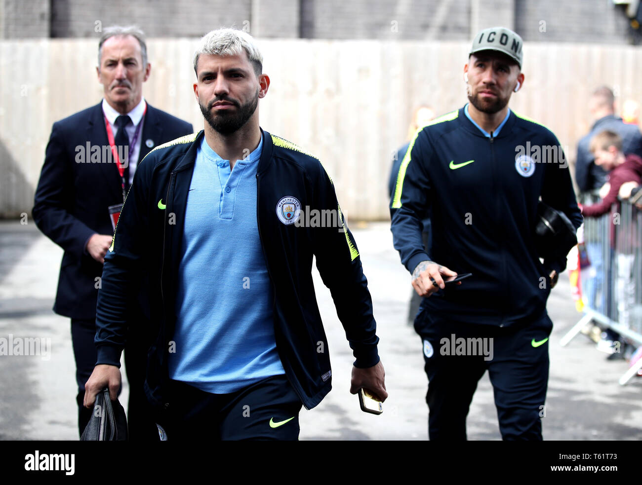 Manchester City's Sergio Aguero (à gauche) et Nicolas Otamendi arriver au stade de l'avant match de la Premier League à Turf Moor, Burnley. Banque D'Images