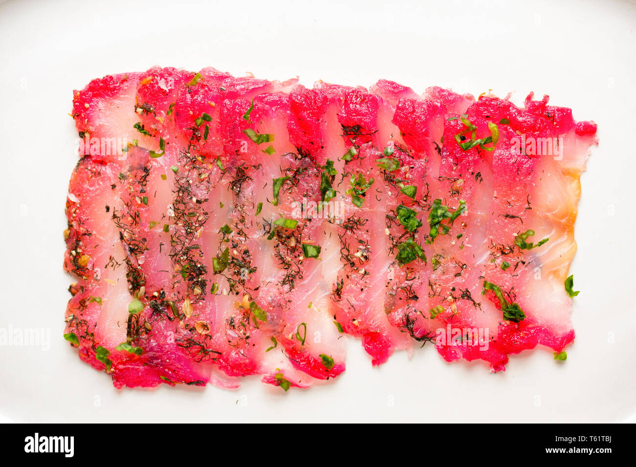 Tranches de saumon fumé, Pollack gravlax ou, à partir d'un filet de lieu jaune, Pollachius pollachius, pris sur la tige et la conduite d'un bateau dans la Manche. L Banque D'Images