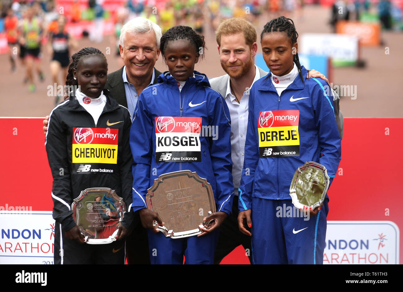 Le duc de Sussex pose pour une photo avec le Kenya's Brigid Kosgei (centre) après avoir reçu le trophée pour avoir remporté le marathon de Londres aux côtés des femmes du Kenya placé deuxième Vivian Cheruiyot (à droite) et l'Éthiopie placé troisième Roza Dereje (à gauche) au cours de la Virgin Money 2019 Marathon de Londres. Banque D'Images