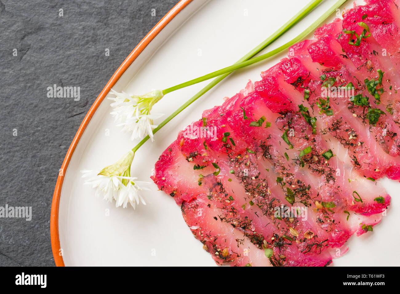 Tranches de saumon fumé, Pollack gravlax ou, à partir d'un filet de lieu jaune, Pollachius pollachius, pris sur la tige et la conduite d'un bateau dans la Manche. L Banque D'Images