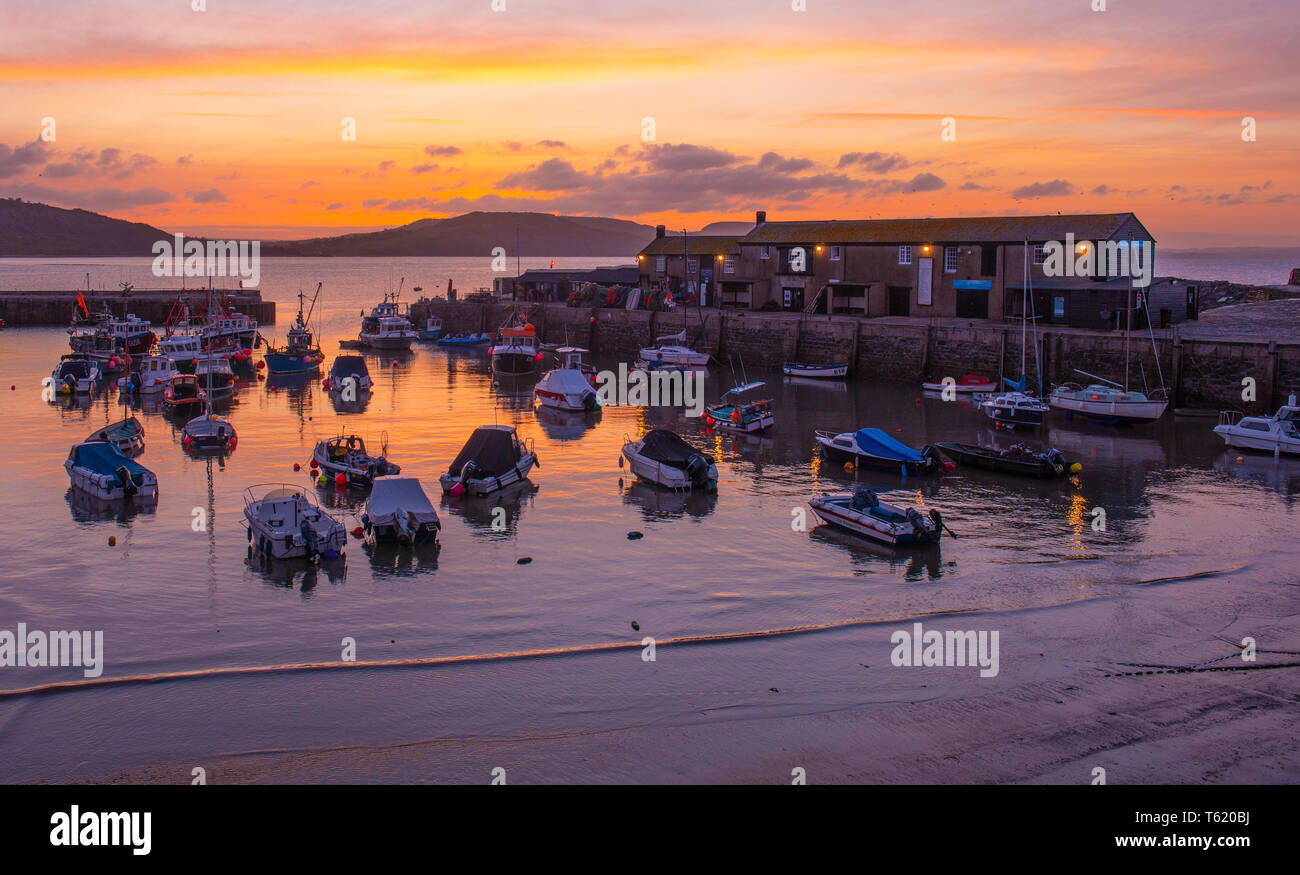 Lyme Regis, dans le Dorset, UK. 28 avril 2019. Météo France : sunrise glorieux au Cobb à Lyme Regis. Le ciel brille avec éclat de couleur au port de Cobb le dimanche matin. Credit : Celia McMahon/Alamy Live News Banque D'Images