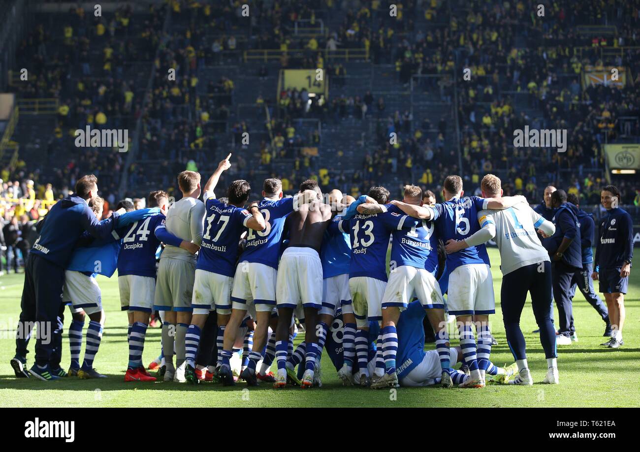 Firo : 27.04.2019, football, 1.Bundesliga, la saison 2018/2019, Derby, Revierderby, BVB, Borussia Dortmund - FC Schalke 04 2 : 4 jubilationfoto le Schalke 04 joueurs sur le terrain dans le monde entier d'utilisation | Banque D'Images