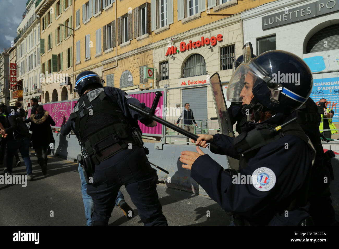 27 avril 2019 - Marseille, France, 27 avril 2019. ''Jaune'' protestations ont lieu dans le sud de la ville de Marseille pour la 24e année consécutive le samedi avec 6 000 milliers de manifestants dans les rues et certains protestataires des affrontements avec la police anti-émeutes. Gilet jaunes protestations ont continué ce week-end dans la région de Frances principales villes de contester les politiques économiques du président Macron avec sont considérés comme soutenant les inégalités et favorisant les nantis et les groupes d'affaires. Les manifestations ont eu lieu ce samedi malgré les mesures prises récemment dévoilé par le président français pour réprimer la lutte anti-gouvernem Banque D'Images