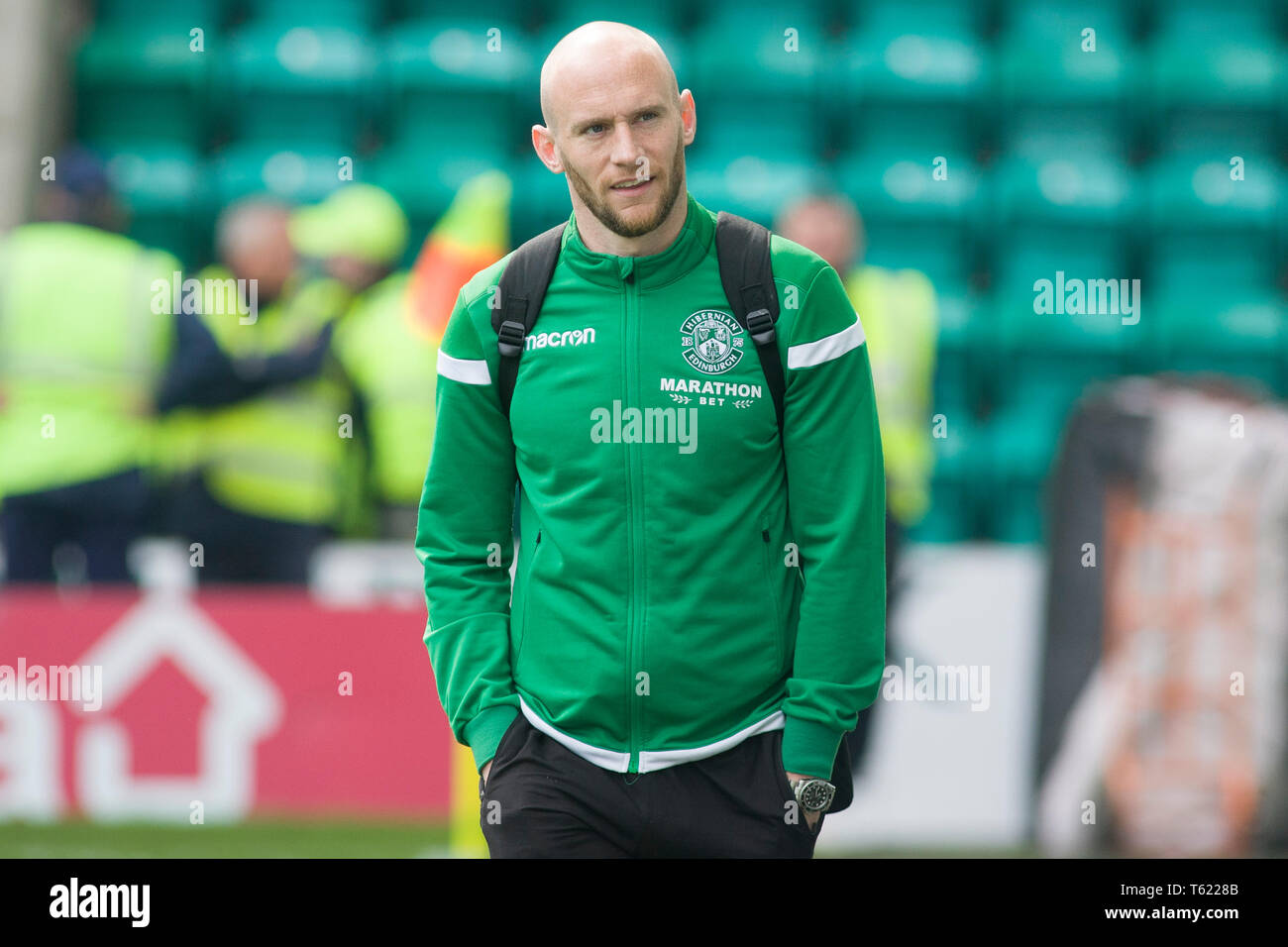 Edinburgh, Ecosse, Royaume-Uni. 28 avr 2019. David Gray de Hibernian arrive en avance sur le Ladbrokes Premiership match entre Hibernian et coeurs à Easter Road le 28 avril 2019 à Edinbugh, UK. Usage éditorial uniquement, licence requise pour un usage commercial. Aucune utilisation de pari, de jeux ou d'un seul club/ligue/player publication. Credit : Scottish Borders Media/Alamy Live News Banque D'Images