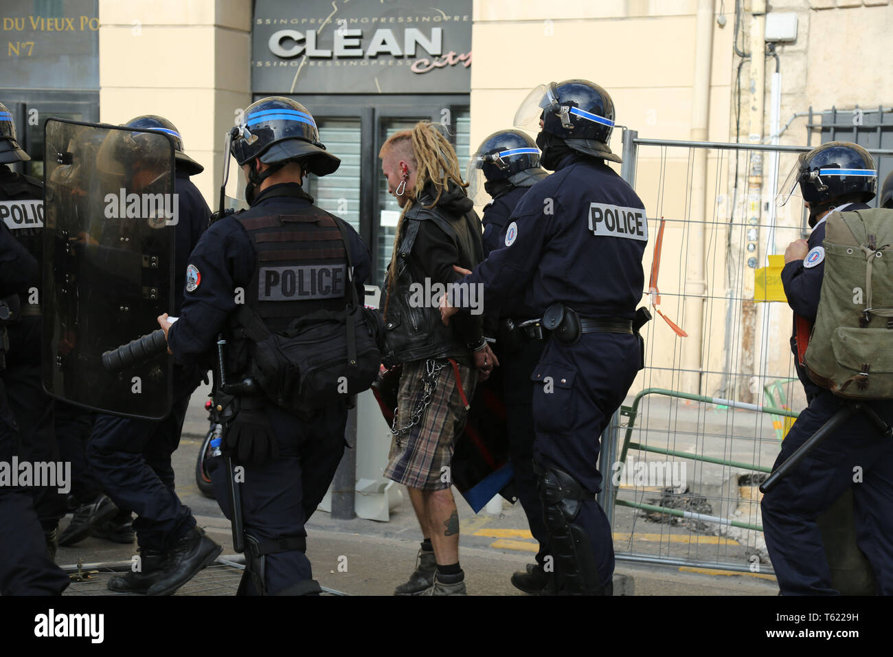 27 avril 2019 - Marseille, France, 27 avril 2019. ''Jaune'' protestations ont lieu dans le sud de la ville de Marseille pour la 24e année consécutive le samedi avec 6 000 milliers de manifestants dans les rues et certains protestataires des affrontements avec la police anti-émeutes. Gilet jaunes protestations ont continué ce week-end dans la région de Frances principales villes de contester les politiques économiques du président Macron avec sont considérés comme soutenant les inégalités et favorisant les nantis et les groupes d'affaires. Les manifestations ont eu lieu ce samedi malgré les mesures prises récemment dévoilé par le président français pour réprimer la lutte anti-gouvernem Banque D'Images