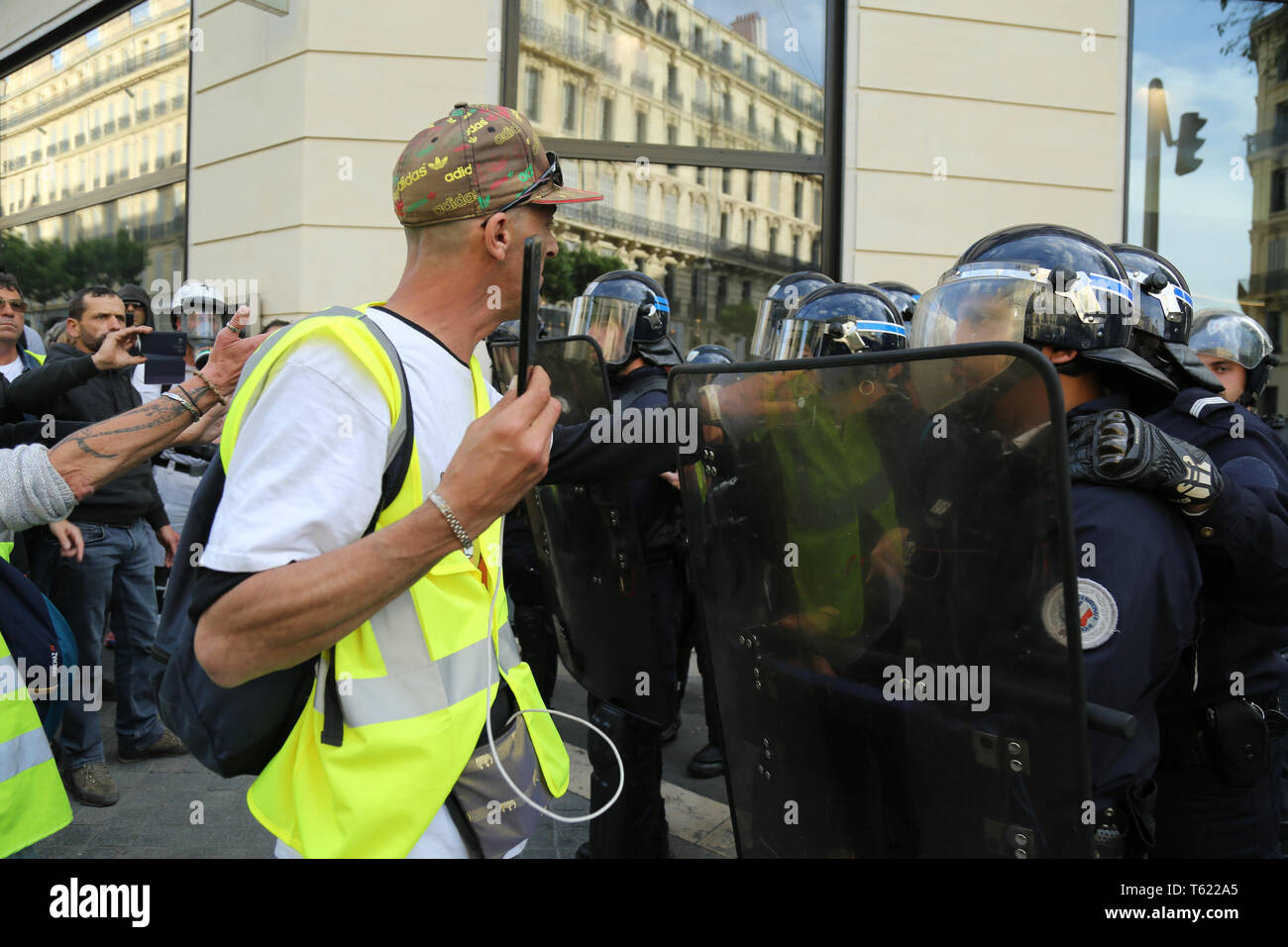 27 avril 2019 - Marseille, France, 27 avril 2019. ''Jaune'' protestations ont lieu dans le sud de la ville de Marseille pour la 24e année consécutive le samedi avec 6 000 milliers de manifestants dans les rues et certains protestataires des affrontements avec la police anti-émeutes. Gilet jaunes protestations ont continué ce week-end dans la région de Frances principales villes de contester les politiques économiques du président Macron avec sont considérés comme soutenant les inégalités et favorisant les nantis et les groupes d'affaires. Les manifestations ont eu lieu ce samedi malgré les mesures prises récemment dévoilé par le président français pour réprimer la lutte anti-gouvernem Banque D'Images