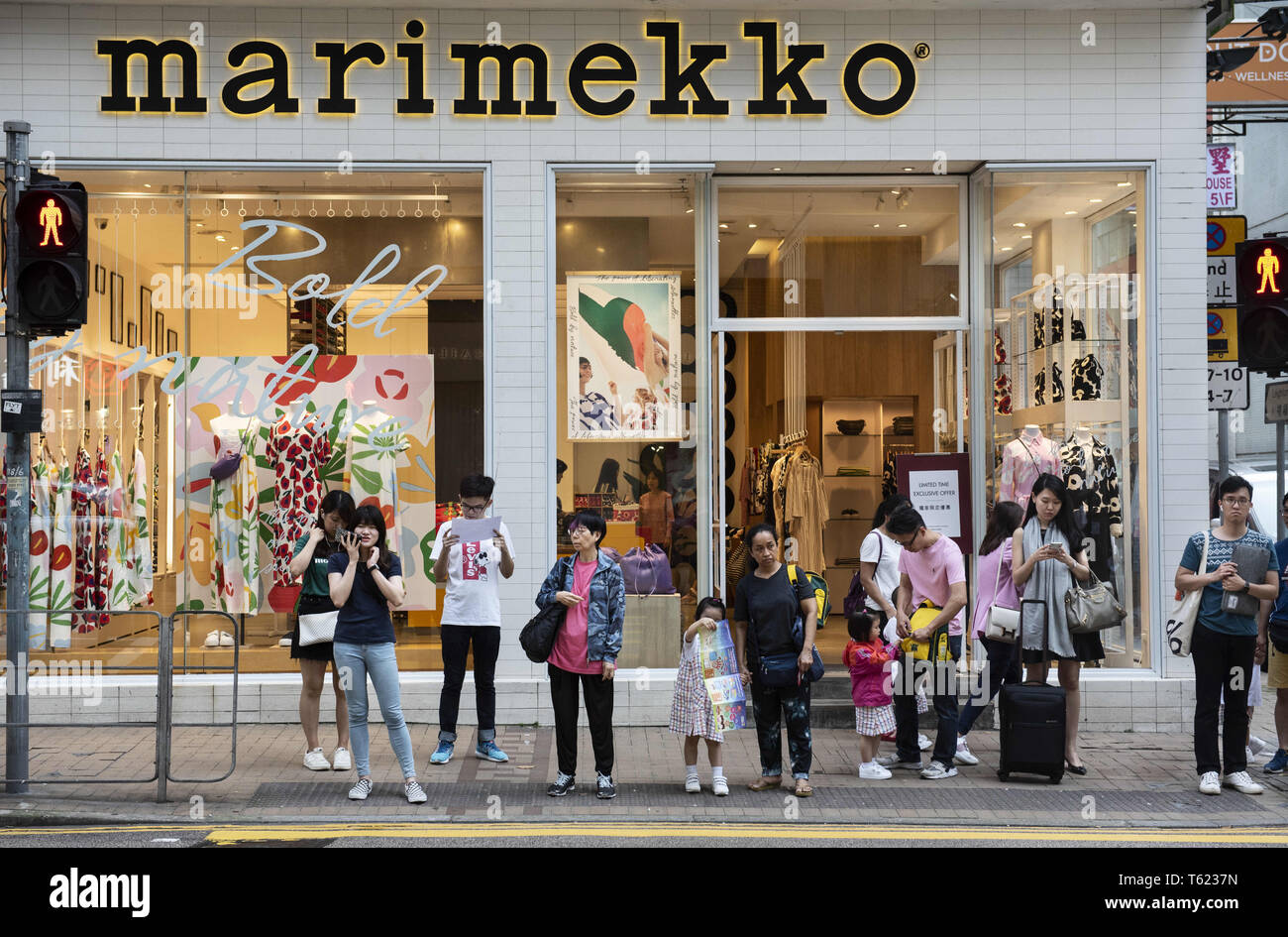 Hong Kong. Apr 26, 2019. Les piétons sont vus en attente d'un feu de circulation passe au vert à côté de la maison, les Finlandais, les textiles et la mode société marque magasin Marimekko à Causeway Bay. Budrul Chukrut Crédit : SOPA/Images/ZUMA/Alamy Fil Live News Banque D'Images