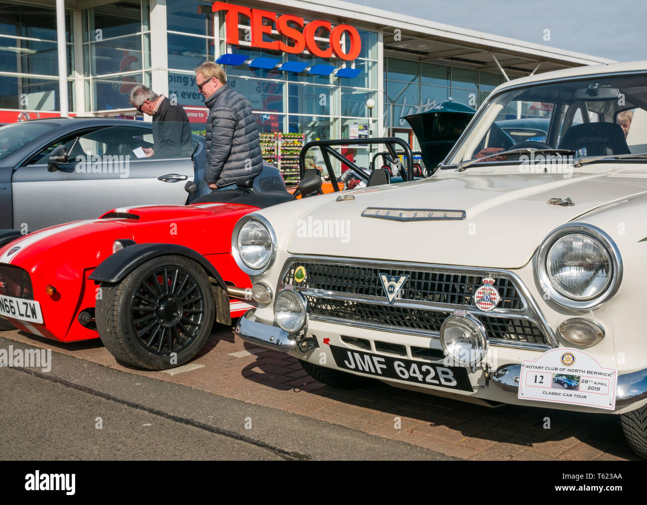 East Lothian, UK. 28 avril 2019. Voiture Classique Tour : North Berwick Rotary Club organise son 3ème rallye avec 65 voitures inscrites. La voiture parcours est de East Lothian et retourner par le Scottish Borders, la collecte de fonds pour les organismes de bienfaisance locaux. Les voitures se réunissent à North Berwick avant de démarrer. Un millésime 1964 Ford Consul et un Raptor 2016 R Banque D'Images