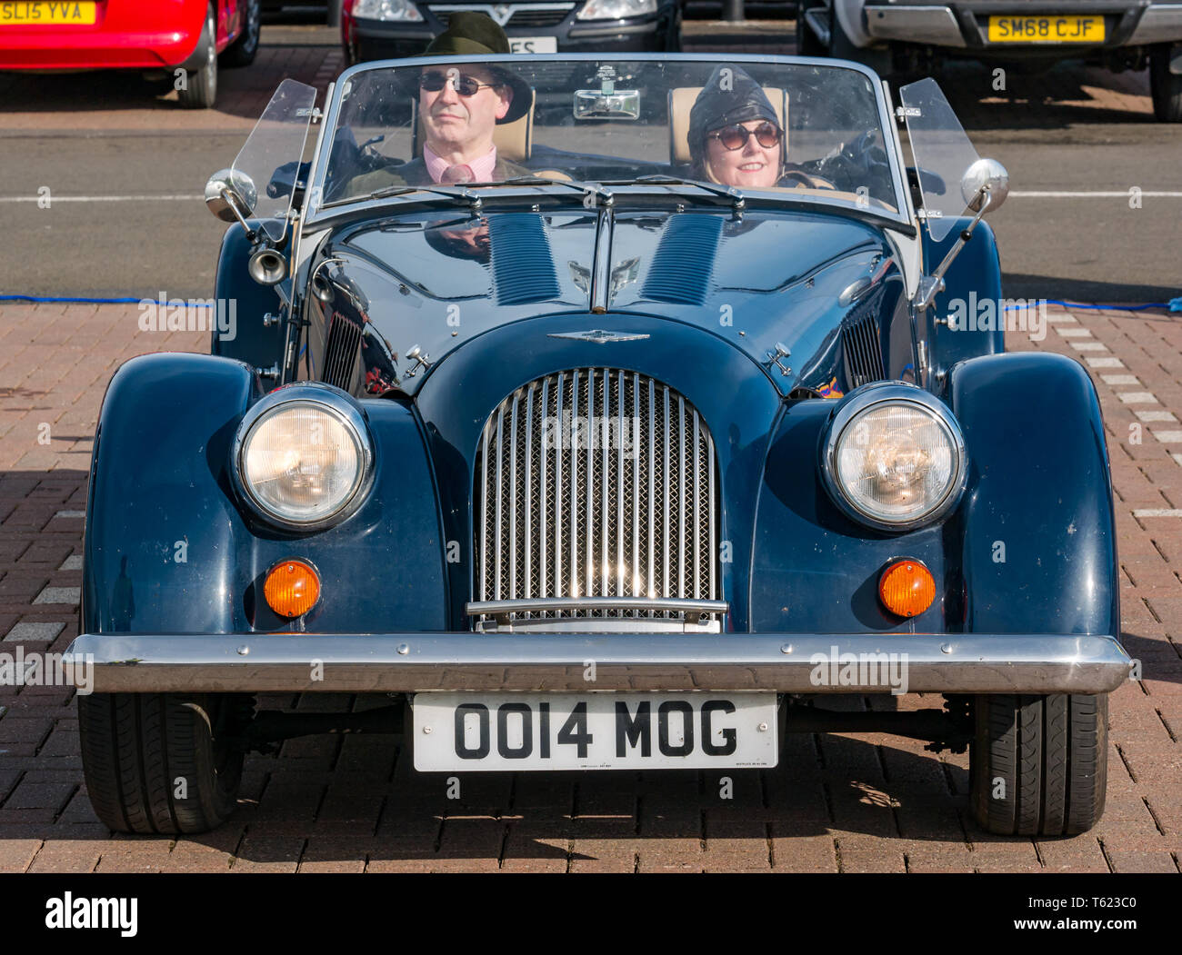 East Lothian, UK. 28 avril 2019. Voiture Classique Tour : North Berwick Rotary Club organise son 3ème rallye avec 65 voitures inscrites. La voiture parcours est de East Lothian et retourner par le Scottish Borders, la collecte de fonds pour les organismes de bienfaisance locaux. Les voitures se réunissent à North Berwick avant de démarrer. Un couple dans une voiture sport décapotable Morgan 2015 Banque D'Images