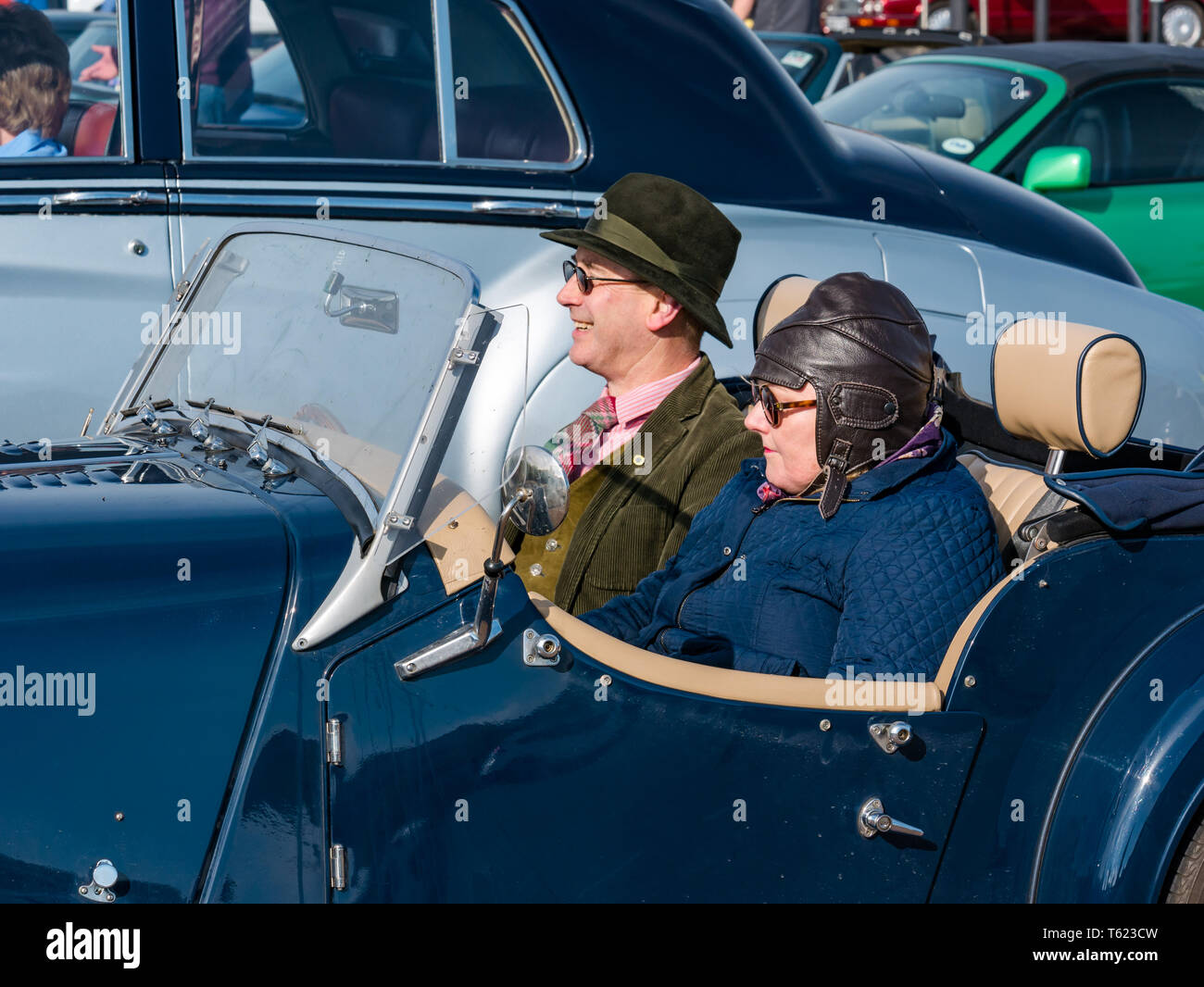 East Lothian, UK. 28 avril 2019. Voiture Classique Tour : North Berwick Rotary Club organise son 3ème rallye avec 65 voitures inscrites. La voiture parcours est de East Lothian et retourner par le Scottish Borders, la collecte de fonds pour les organismes de bienfaisance locaux. Les voitures se réunissent à North Berwick avant de démarrer. Propriétaire d'une Morgan 2015 voiture sport décapotable à côté d'une Bentley S1 berline sport Banque D'Images