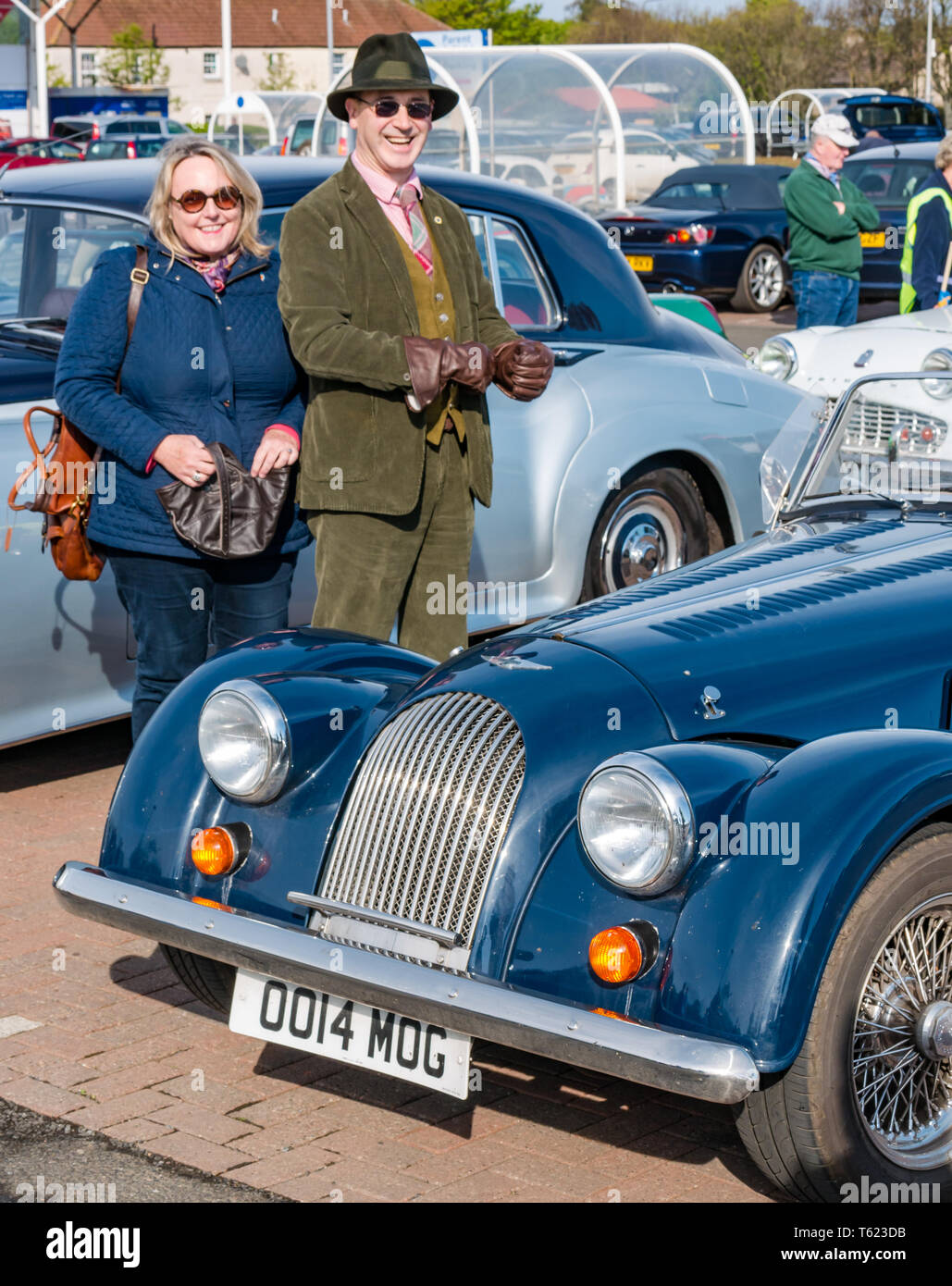 East Lothian, UK. 28 avril 2019. Voiture Classique Tour : North Berwick Rotary Club organise son 3ème rallye avec 65 voitures inscrites. La voiture parcours est de East Lothian et retourner par le Scottish Borders, la collecte de fonds pour les organismes de bienfaisance locaux. Les voitures se réunissent à North Berwick avant de démarrer. Propriétaire d'une Morgan 2015 voiture sport décapotable à côté d'une Bentley S1 berline sport Banque D'Images