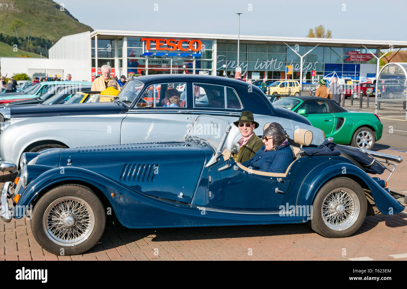 East Lothian, UK. 28 avril 2019. Voiture Classique Tour : North Berwick Rotary Club organise son 3ème rallye avec 65 voitures inscrites. La voiture parcours est de East Lothian et retourner par le Scottish Borders, la collecte de fonds pour les organismes de bienfaisance locaux. Les voitures se réunissent à North Berwick avant de démarrer. Un millésime 1958 Bentley S1 berline sport et 2015 Morgan voiture sport décapotable Banque D'Images