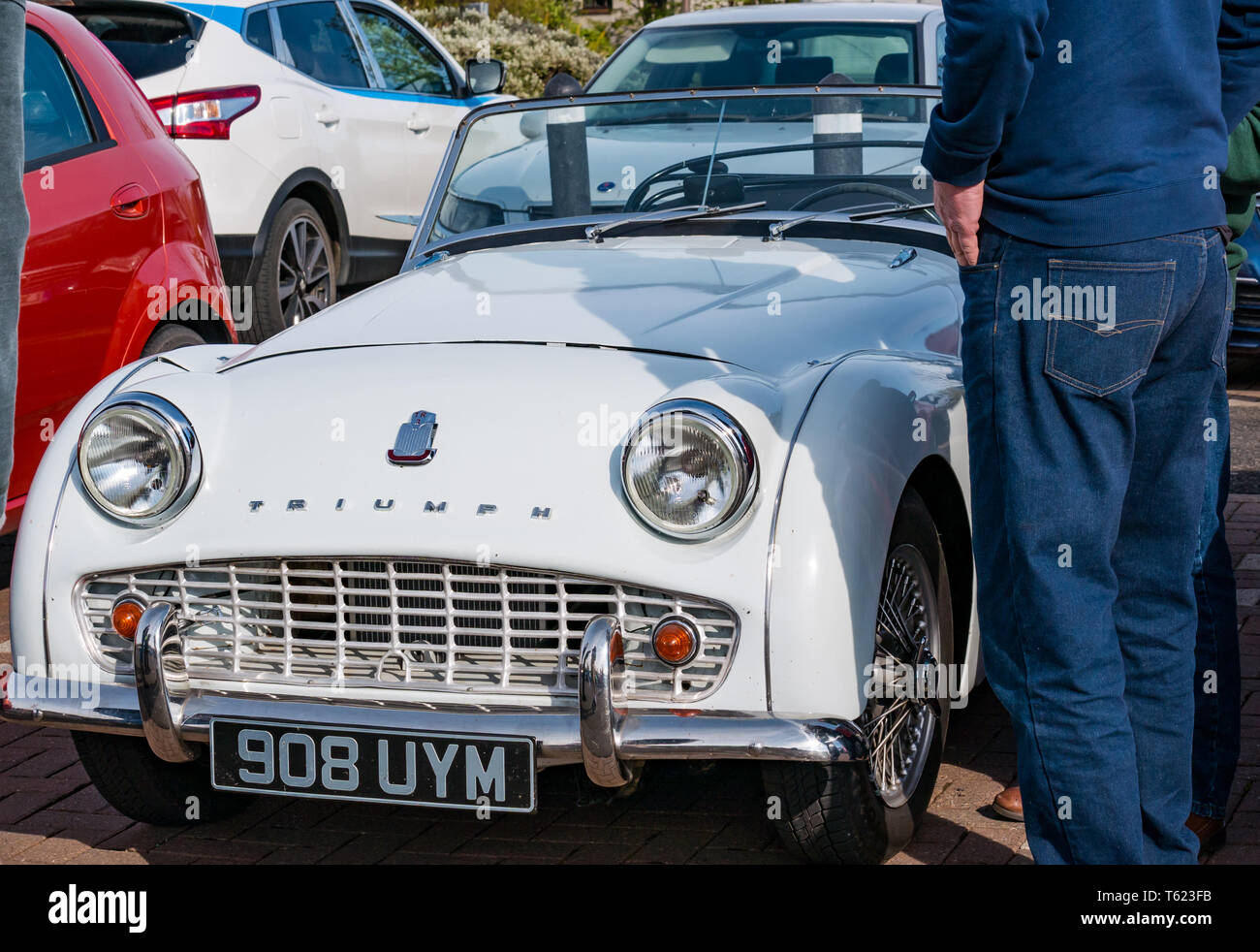 East Lothian, UK. 28 avril 2019. Voiture Classique Tour : North Berwick Rotary Club organise son 3ème rallye avec 65 voitures inscrites. La voiture parcours est de East Lothian et retourner par le Scottish Borders, la collecte de fonds pour les organismes de bienfaisance locaux. Les voitures se réunissent à North Berwick avant de démarrer. Un millésime 1960 Triumph TR3 voiture sport décapotable Banque D'Images