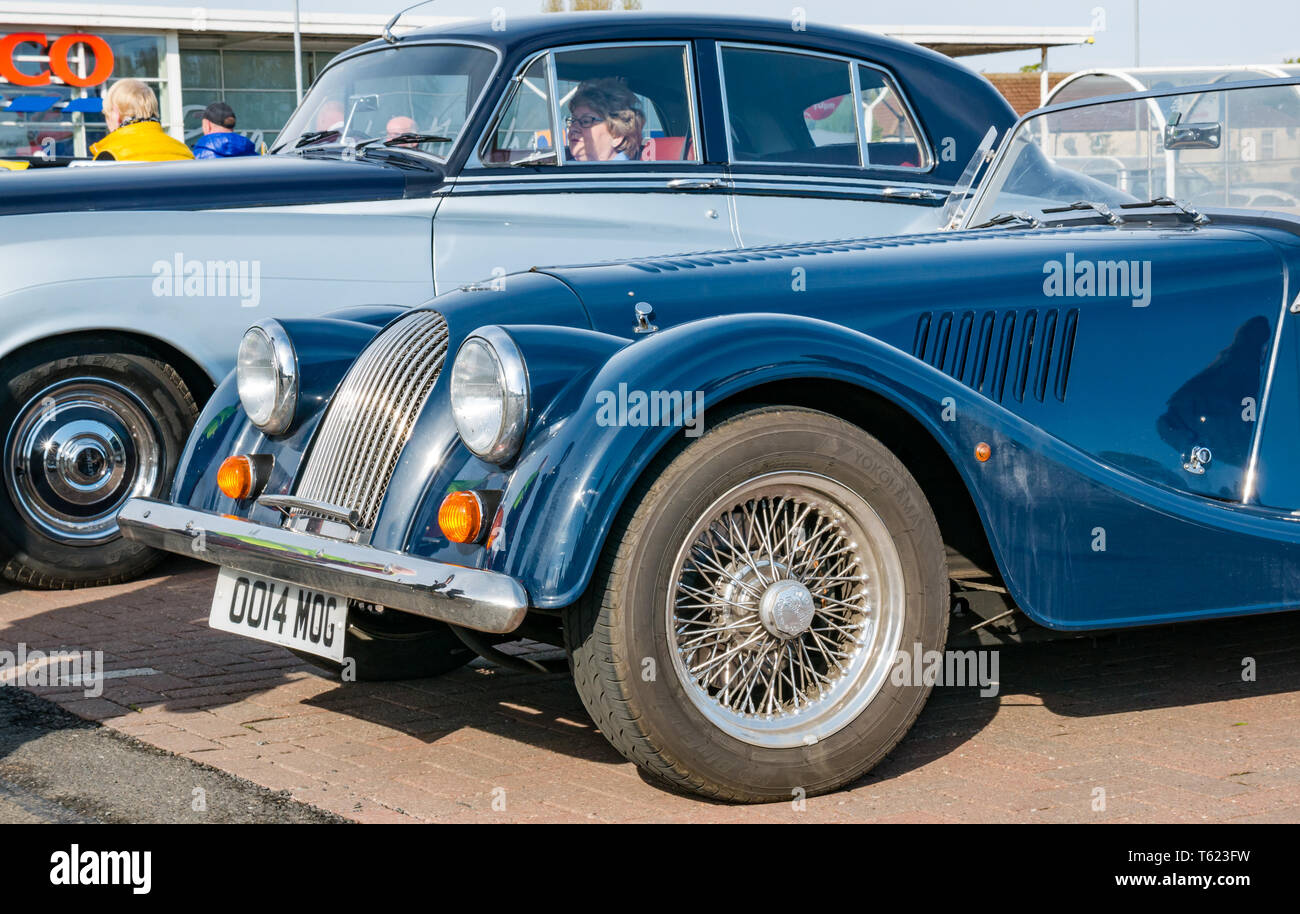 East Lothian, UK. 28 avril 2019. Voiture Classique Tour : North Berwick Rotary Club organise son 3ème rallye avec 65 voitures inscrites. La voiture parcours est de East Lothian et retourner par le Scottish Borders, la collecte de fonds pour les organismes de bienfaisance locaux. Les voitures se réunissent à North Berwick avant de démarrer. Un millésime 1958 Bentley S1 berline sport et 2015 Morgan voiture sport décapotable Banque D'Images