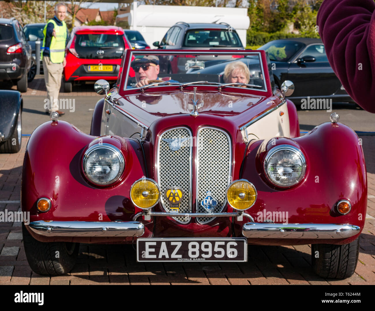 East Lothian, UK. 28 avril 2019. Voiture Classique Tour : North Berwick Rotary Club organise son 3ème rallye avec 65 voitures inscrites. La voiture parcours est de East Lothian et retourner par le Scottish Borders, la collecte de fonds pour les organismes de bienfaisance locaux. Les voitures se réunissent à North Berwick avant de démarrer. Un couple dans une voiture classique Sabre Royale 1986 Banque D'Images