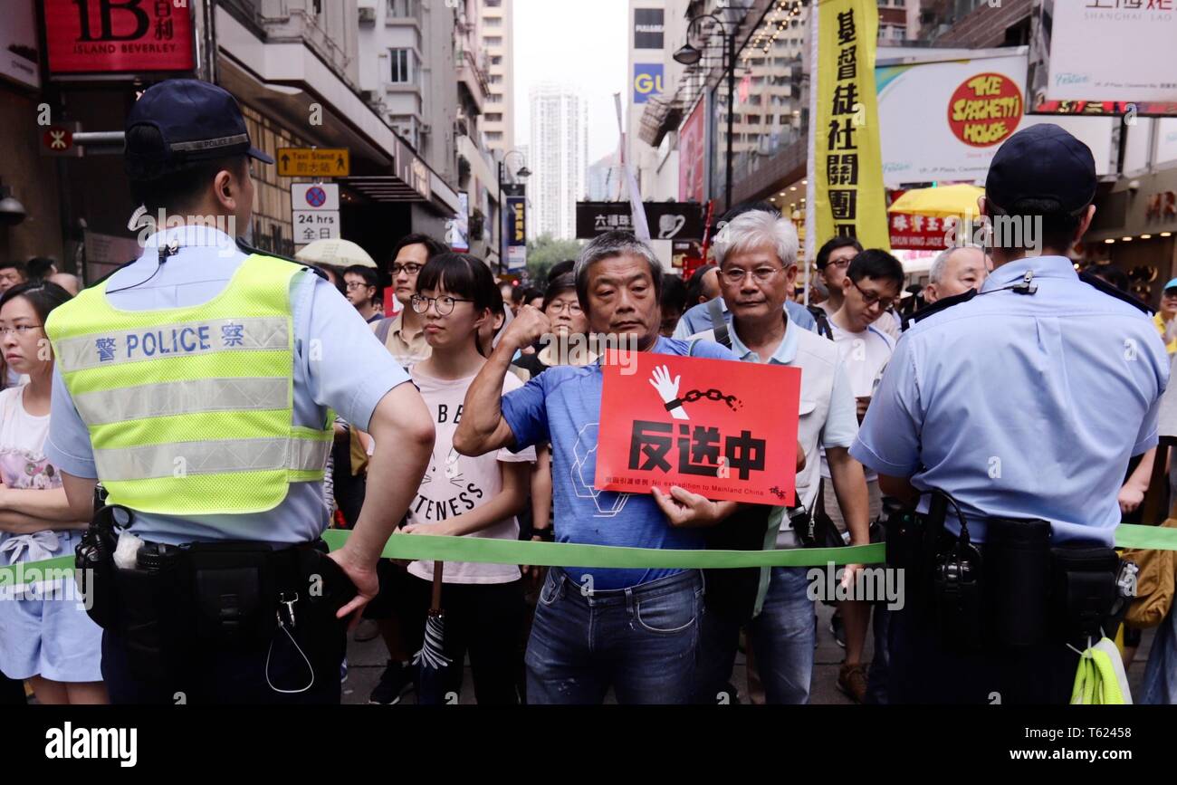 Hong Kong, Chine. Apr 28, 2019. Un citoyen flex muscle tout en se tenant dans sa file d'attente pour rejoindre le rallye au cours de l'INTERDICTION D'EXTRADITION VERS LA CHINE CONTINENTALE défilent le dimanche Avril-28, 2019.Hong Kong.ZUMA/Liau Chung-ren Crédit : Liau Chung-ren/ZUMA/Alamy Fil Live News Banque D'Images