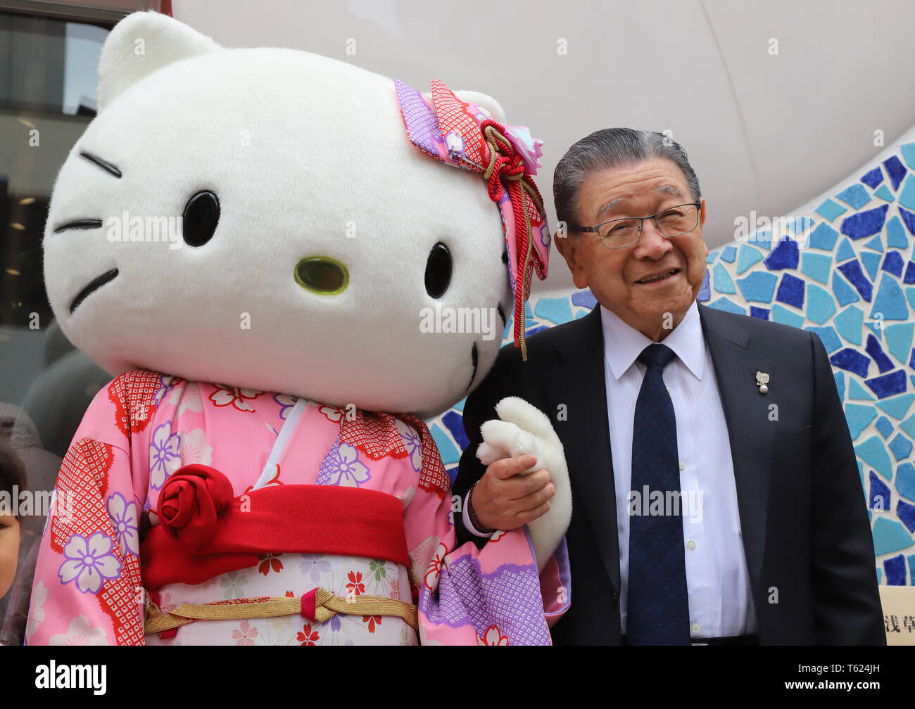 Tokyo, Japon. Apr 27, 2019. Caractère japonais Sanrio géant président  Shintaro Tsuji, serre la main avec Hello Kitty en kimono tenue que Sanrio  ouvre une nouvelle boutique "anrio Giftgate' Asakusa à Tokyo