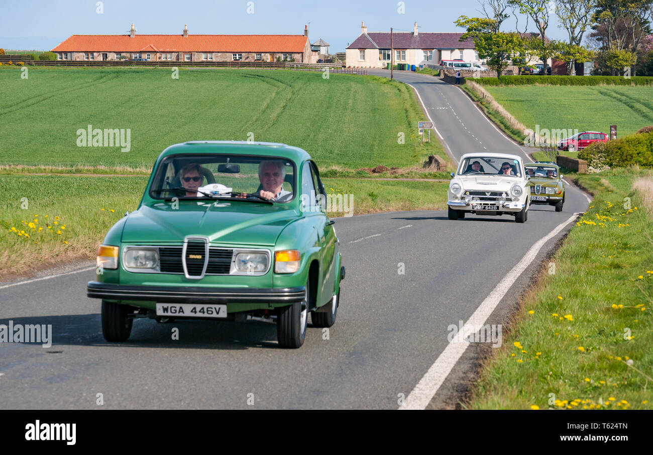 East Lothian, UK. 28 avril 2019. Voiture Classique Tour : North Berwick Rotary Club organise son 3ème rallye avec 65 voitures inscrites. La voiture parcours est de East Lothian et retourner par le Scottish Borders, la collecte de fonds pour les organismes de bienfaisance locaux. Un vert vintage 1979 Saab 96 GL et d'une Ford 1964 Banque D'Images