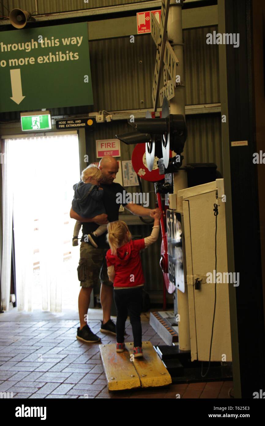 Adélaïde, Australie. Apr 27, 2019. Les visiteurs sont vus dans le National Railway Museum, à Adélaïde, Australie, le 27 avril 2019. Le musée accueille une exposition "Les fantômes du passé" Stations avec plus de 20 100 photos et vidéos qui racontent l'histoire de hauts et les bas des services ferroviaires et de se souvenir de l'ex-gares éparpillés le long avec le réseau ferroviaire en l'état. L'exposition a débuté le samedi et se poursuit jusqu'au 31 mai. Credit : Bai Xu/Xinhua/Alamy Live News Banque D'Images