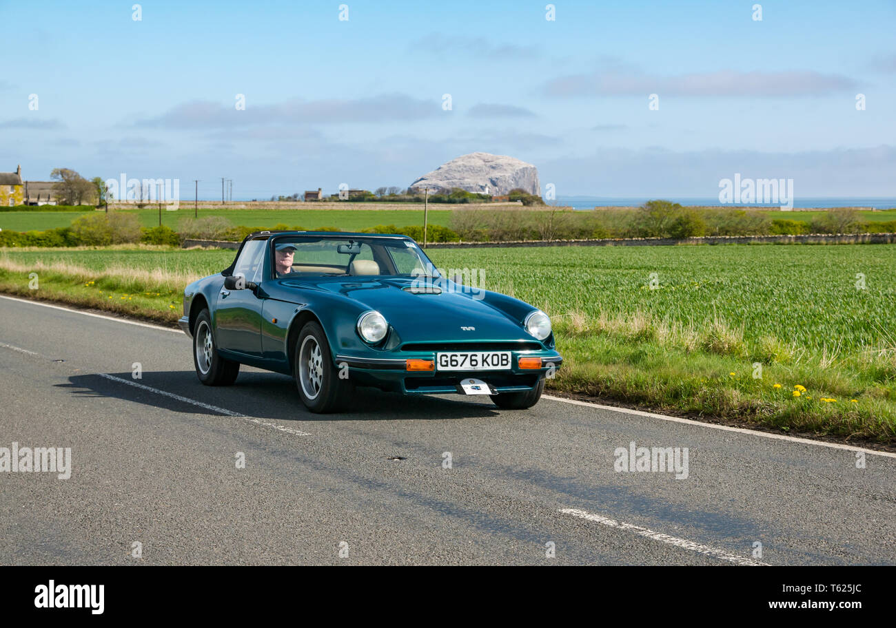 East Lothian, UK. 28 avril 2019. Voiture Classique Tour : North Berwick Rotary Club organise son 3ème rallye avec 65 voitures inscrites. La voiture parcours est de East Lothian et retourner par le Scottish Borders, la collecte de fonds pour les organismes de bienfaisance locaux. Une TVR S2 1990 voiture sport décapotable avec Bass Rock dans l'arrière-plan Banque D'Images