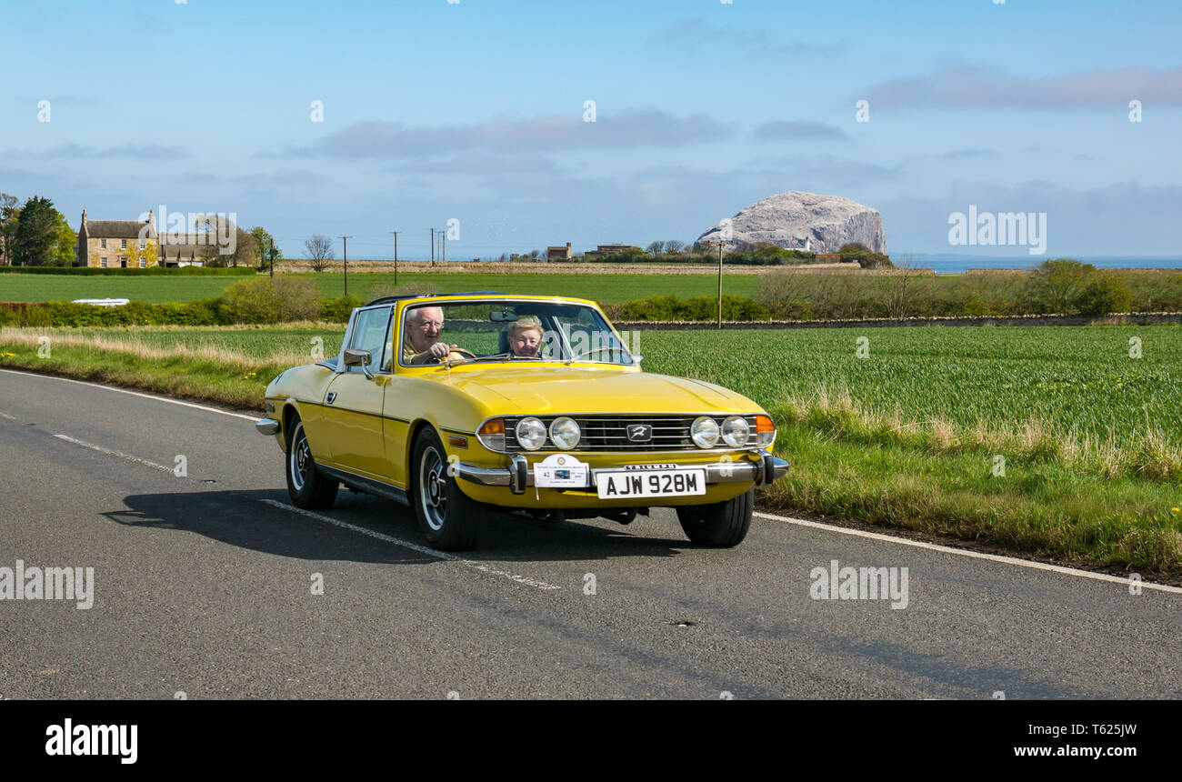 East Lothian, UK. 28 avril 2019. Voiture Classique Tour : North Berwick Rotary Club organise son 3ème rallye avec 65 voitures inscrites. La voiture parcours est de East Lothian et retourner par le Scottish Borders, la collecte de fonds pour les organismes de bienfaisance locaux. Un 1973 Triumph Stag cabriolet voiture de sport avec le Bass Rock dans l'arrière-plan Banque D'Images