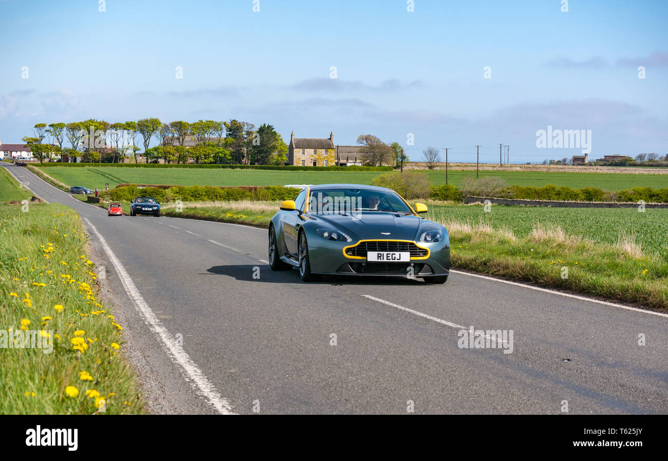 East Lothian, UK. 28 avril 2019. Voiture Classique Tour : North Berwick Rotary Club organise son 3ème rallye avec 65 voitures inscrites. La voiture parcours est de East Lothian et retourner par le Scottish Borders, la collecte de fonds pour les organismes de bienfaisance locaux. Une voiture de sport Aston Martin 2016 sur une route de campagne Banque D'Images