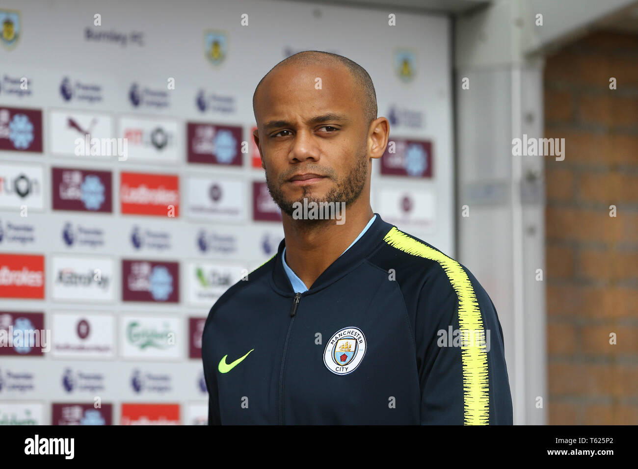 Vincent Kompany de Manchester City arrive sur le stade. Premier League, Burnley v Manchester City à Turf Moor à Burnley, Lancashire le dimanche 28 avril 2019. Cette image ne peut être utilisé qu'à des fins rédactionnelles. Usage éditorial uniquement, licence requise pour un usage commercial. Aucune utilisation de pari, de jeux ou d'un seul club/ligue/dvd publications. Photos par Chris Stading/Andrew Orchard la photographie de sport/Alamy live news Banque D'Images