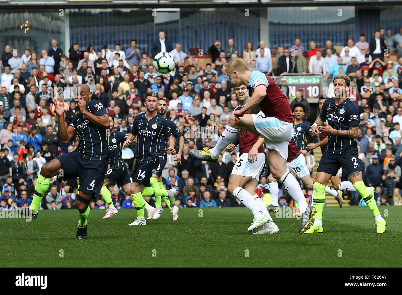 Ben Mee de Burnley tire au but mais sa tentative passe au-dessus de la barre transversale. Premier League, Burnley v Manchester City à Turf Moor à Burnley, Lancashire le dimanche 28 avril 2019. Cette image ne peut être utilisé qu'à des fins rédactionnelles. Usage éditorial uniquement, licence requise pour un usage commercial. Aucune utilisation de pari, de jeux ou d'un seul club/ligue/dvd publications. Photos par Chris Stading/Andrew Orchard la photographie de sport/Alamy live news Banque D'Images