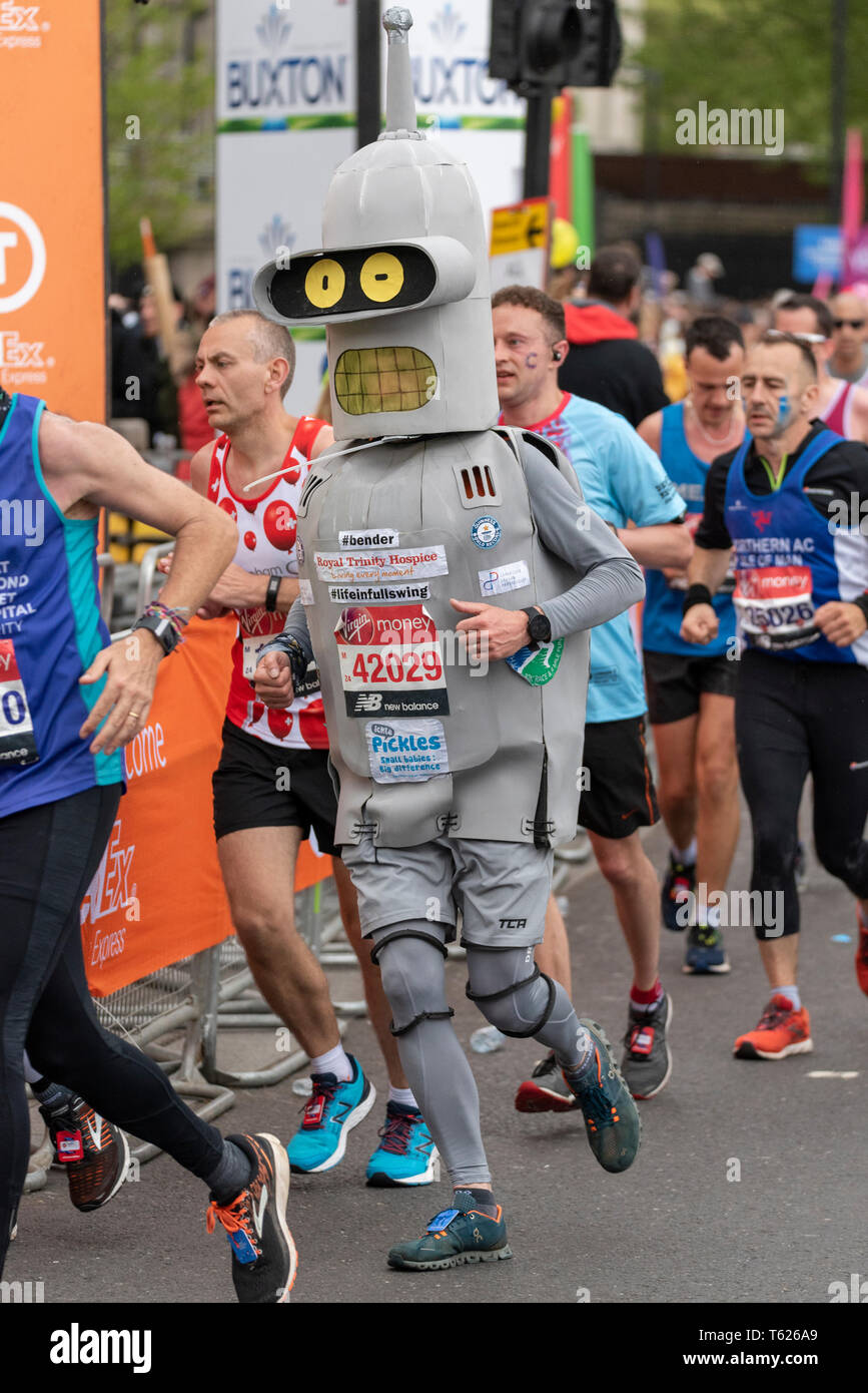 Jeremy Clements, 42029 ans, en cours d'exécution dans le costume de robot de dessin animé Bender au Marathon de Londres 2019 Banque D'Images