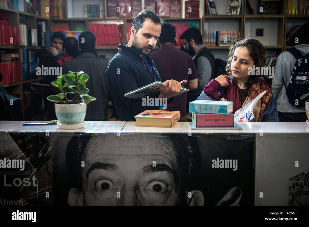 Téhéran, Iran. Apr 27, 2019. Les gens de lire des livres à la 32e Foire internationale du livre de Téhéran à Téhéran, Iran, le 27 avril 2019. Pendant les 11 jours de foire du livre, qui se termine le 4 mai, quelques 2 400 éditeurs iraniens afficher 300 000 titres de livres, alors qu'environ 800 137 000 éditeurs étrangers de présenter leurs dernières publications. Credit : Ahmad Halabisaz/Xinhua/Alamy Live News Banque D'Images