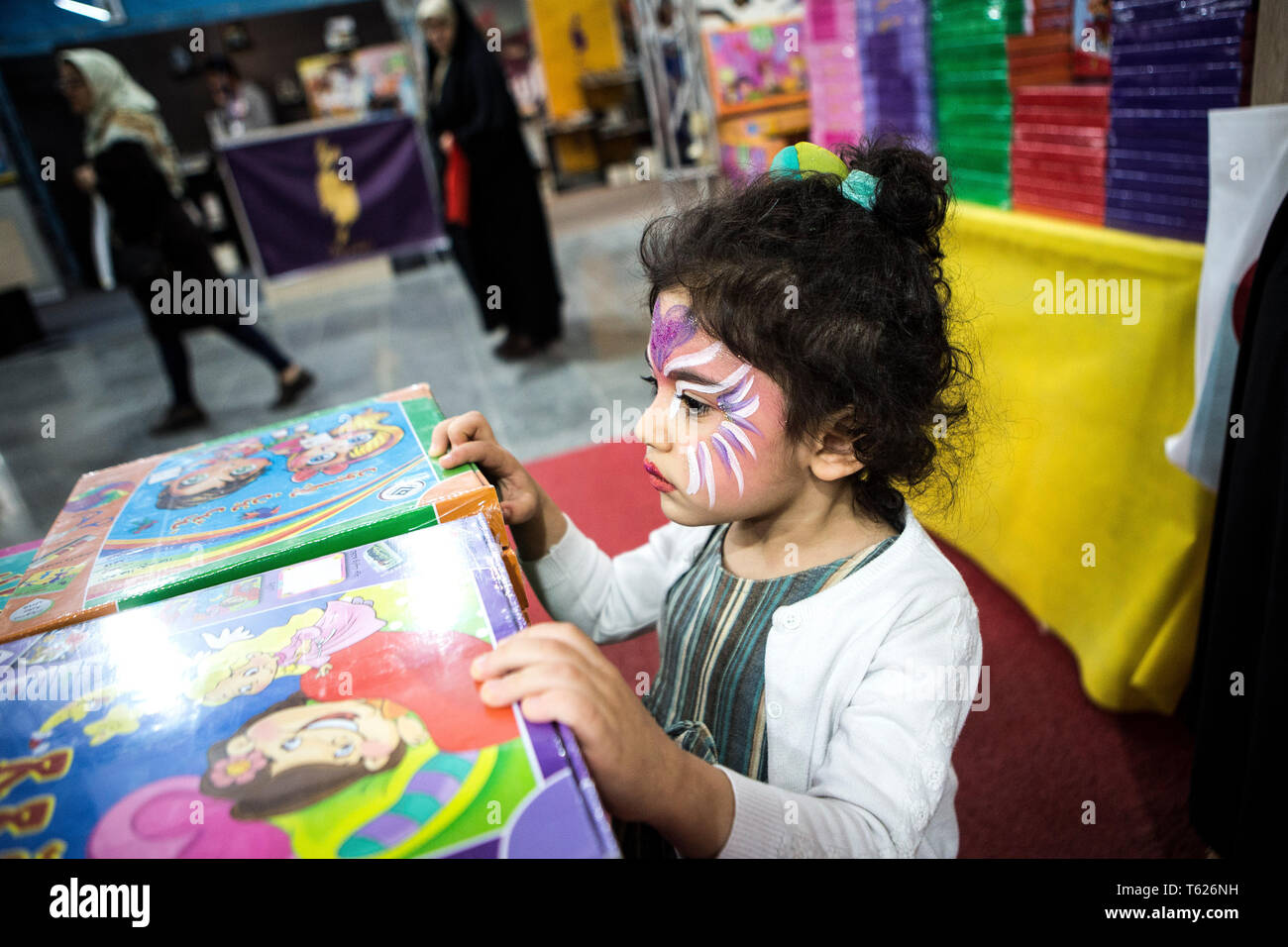 Téhéran, Iran. Apr 27, 2019. Vue d'un enfant un livre à la 32e Foire internationale du livre de Téhéran à Téhéran, Iran, le 27 avril 2019. Pendant les 11 jours de foire du livre, qui se termine le 4 mai, quelques 2 400 éditeurs iraniens afficher 300 000 titres de livres, alors qu'environ 800 137 000 éditeurs étrangers de présenter leurs dernières publications. Credit : Ahmad Halabisaz/Xinhua/Alamy Live News Banque D'Images