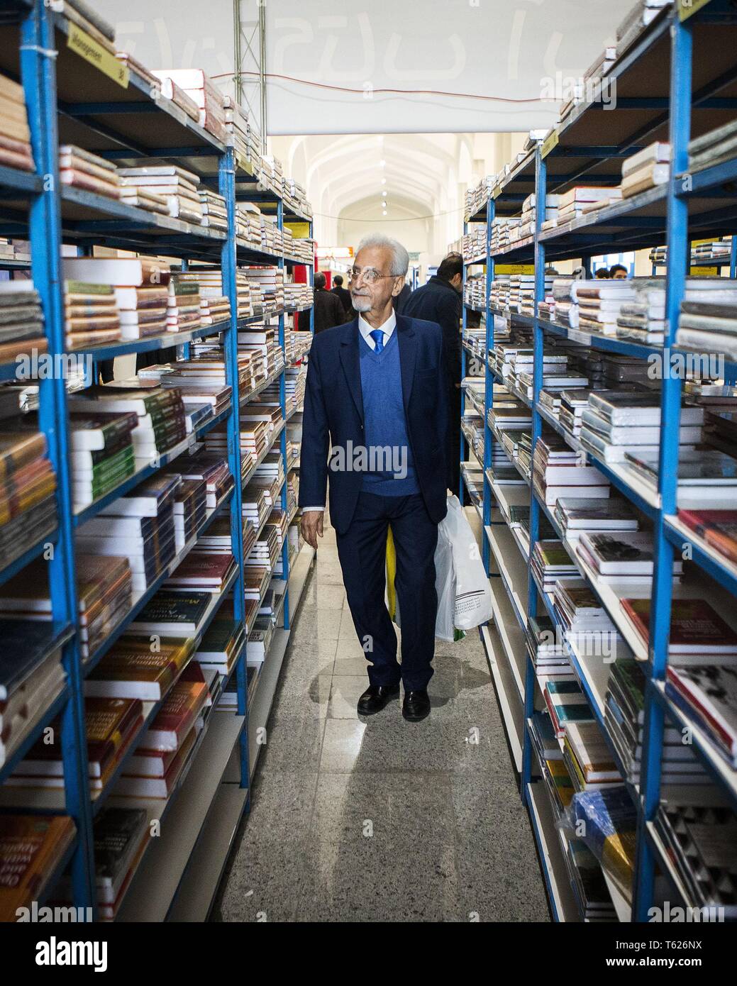 Téhéran, Iran. Apr 27, 2019. Un homme vues books à la 32e Foire internationale du livre de Téhéran à Téhéran, Iran, le 27 avril 2019. Pendant les 11 jours de foire du livre, qui se termine le 4 mai, quelques 2 400 éditeurs iraniens afficher 300 000 titres de livres, alors qu'environ 800 137 000 éditeurs étrangers de présenter leurs dernières publications. Credit : Ahmad Halabisaz/Xinhua/Alamy Live News Banque D'Images