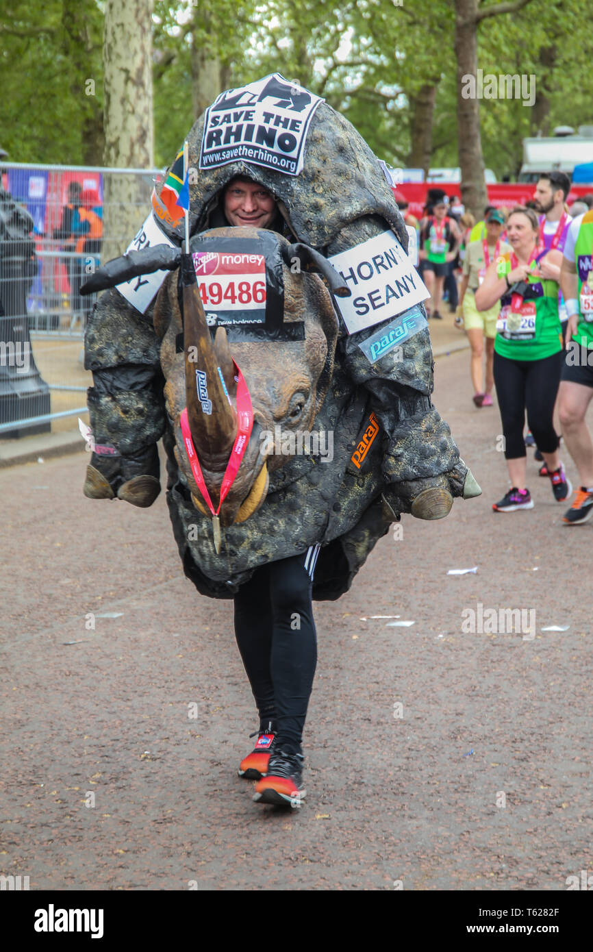 Londres, Royaume-Uni. Apr 28, 2019. Marathon de Londres Virgin Money run de masse avec l'habituelle gamme de costumes colorés ,Save the Rhino, Grand Bens fairies,ballonns etc ,le plaisir et beaucoup de fierté d'avoir terminé le marathon de Londres 22,2 miles Crédit : Paul Quezada-Neiman/Alamy Live News Banque D'Images