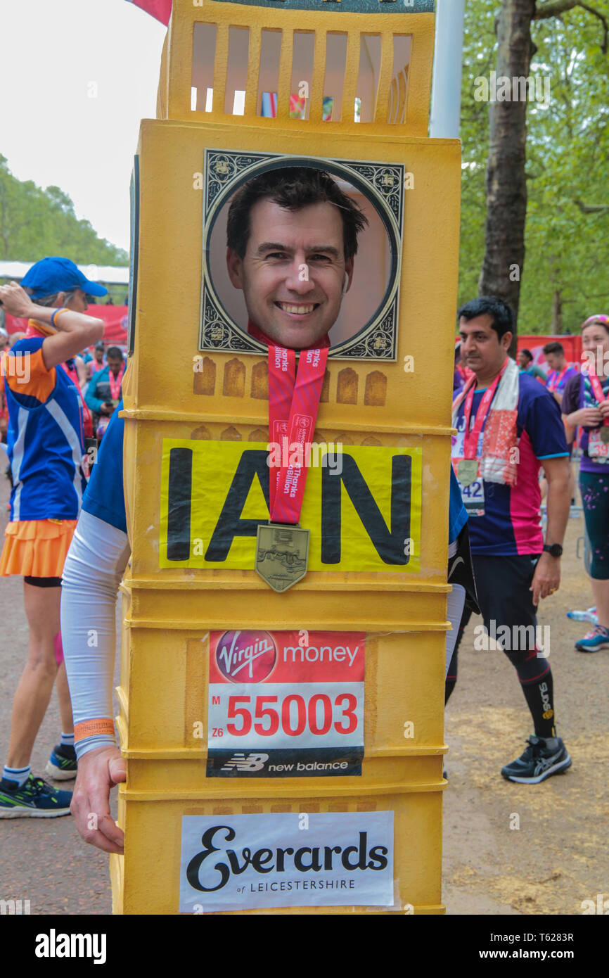 Londres, Royaume-Uni. Apr 28, 2019. Marathon de Londres Virgin Money run de masse avec l'habituelle gamme de costumes colorés ,Save the Rhino, Grand Bens fairies,ballonns etc ,le plaisir et beaucoup de fierté d'avoir terminé le marathon de Londres 22,2 miles Crédit : Paul Quezada-Neiman/Alamy Live News Banque D'Images