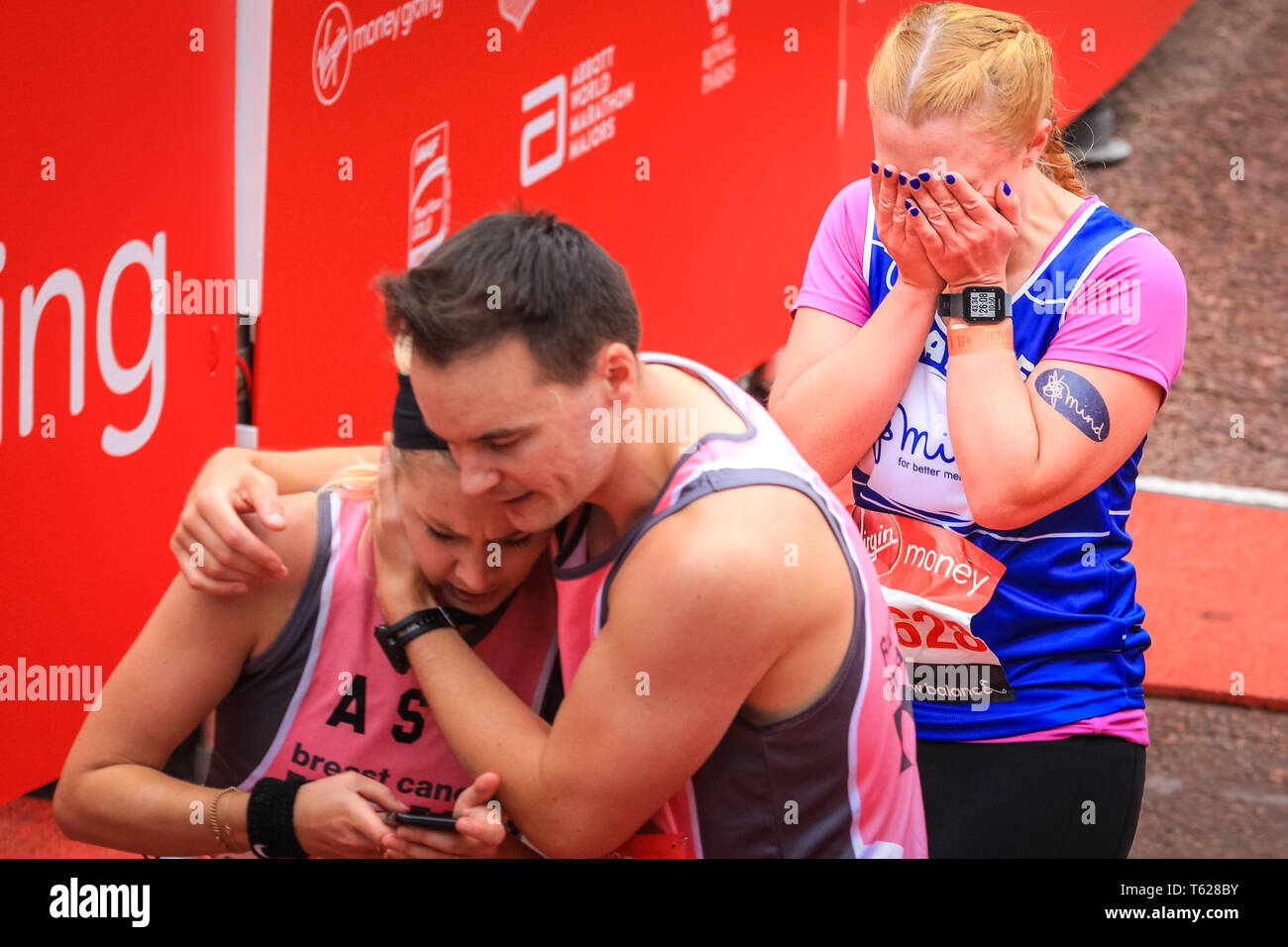 Londres, Royaume-Uni. 28 avril 2019. Les coureurs sont soulagés et clairement certains épuisés par la course. Plus de 40 000 entrées sont de nouveau en compétition dans le Virgin London Marathon, y compris ceux qui prennent sur la course pour les organismes de bienfaisance, en exécutant les clubs, dans la mémoire d'êtres chers et que les buts. Credit : Imageplotter/Alamy Live News Banque D'Images