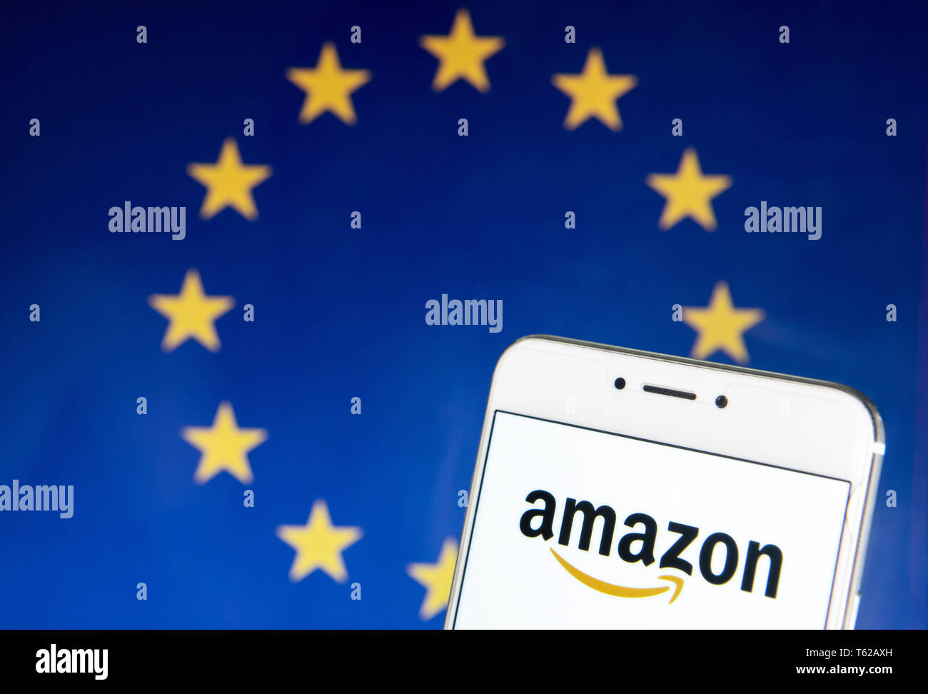 Hong Kong. Apr 21, 2019. Sur cette photo, l'illustration du commerce électronique américain et le cloud computing company logo Amazon est vu sur un appareil mobile Android avec l'Union européenne (UE) d'un drapeau à l'arrière-plan. Budrul Chukrut Crédit : SOPA/Images/ZUMA/Alamy Fil Live News Banque D'Images