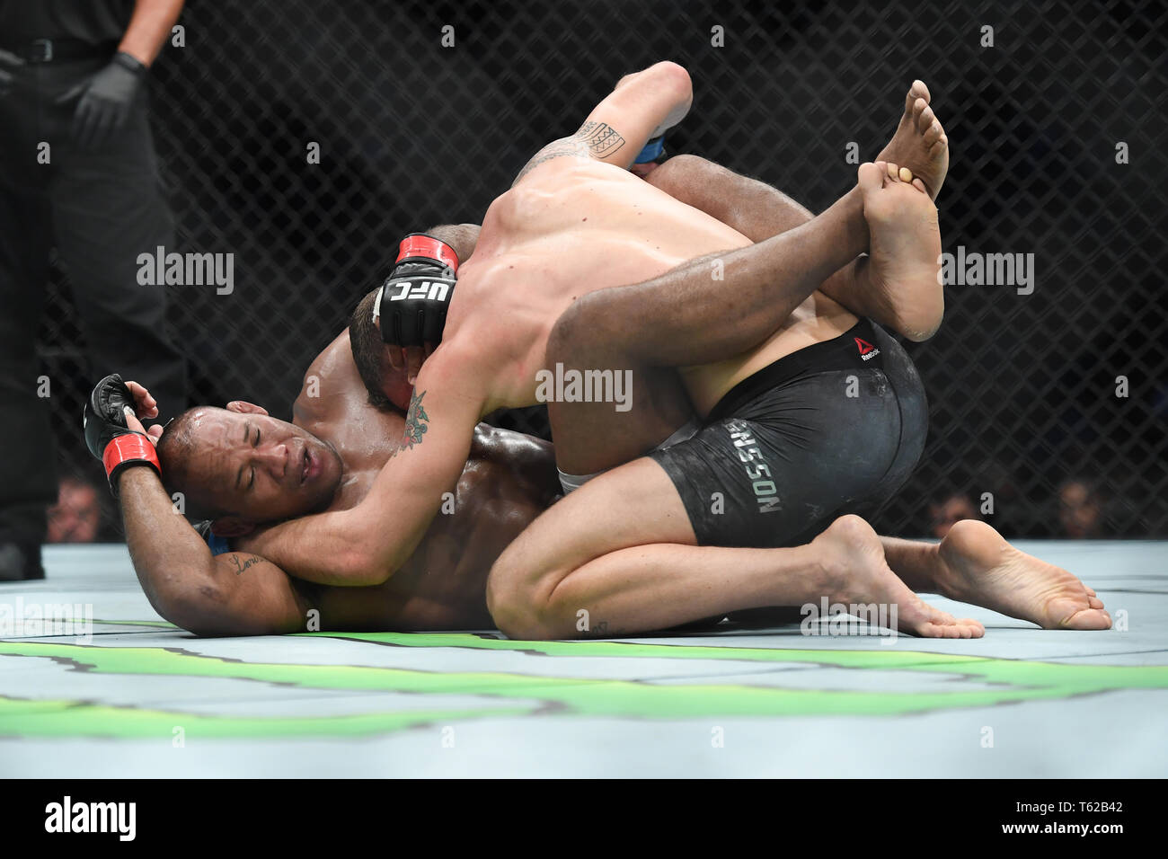 Sunrise FL, USA. Apr 27, 2019. Jack Hermansson Vs Ronaldo Souza pendant leur combat des poids moyens lors de l'UFC Fight Night BB&T Center le 27 avril 2019 à Sunrise, en Floride. Credit : Mpi04/media/Alamy Punch Live News Banque D'Images