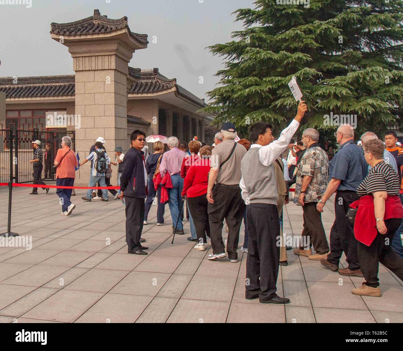 20 octobre 2006 - Xi'An, Shaanxi, Chine - Touristes entrer un musée guerrier en terre cuite à Xi'an. La terracotta warrior statues des armées de Qin Shi Huang, le premier empereur de Chine sont une grande attraction touristique. Credit : Arnold Drapkin/ZUMA/Alamy Fil Live News Banque D'Images