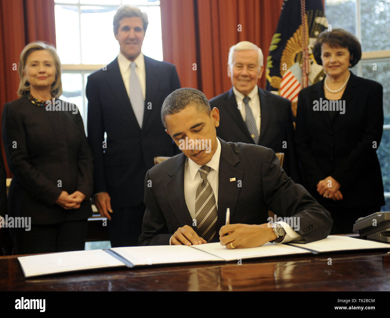 Washington, District de Columbia, Etats-Unis. 2e Février, 2011. Le président des États-Unis Barack Obama signe le nouveau Traité START lors d'une cérémonie dans le bureau ovale de la Maison Blanche, avec, de gauche à droite, le secrétaire d'État américaine Hillary Rodham Clinton, le sénateur américain John Kerry (démocrate du Massachusetts), le sénateur américain Richard Lugar (républicain de l'Indiana), le sénateur américain Dianne Feinstein (démocrate de Californie). Credit : Leslie E. Kossoff/Piscine via CNP Crédit : Leslie E. Kossoff/CNP/ZUMA/Alamy Fil Live News Banque D'Images